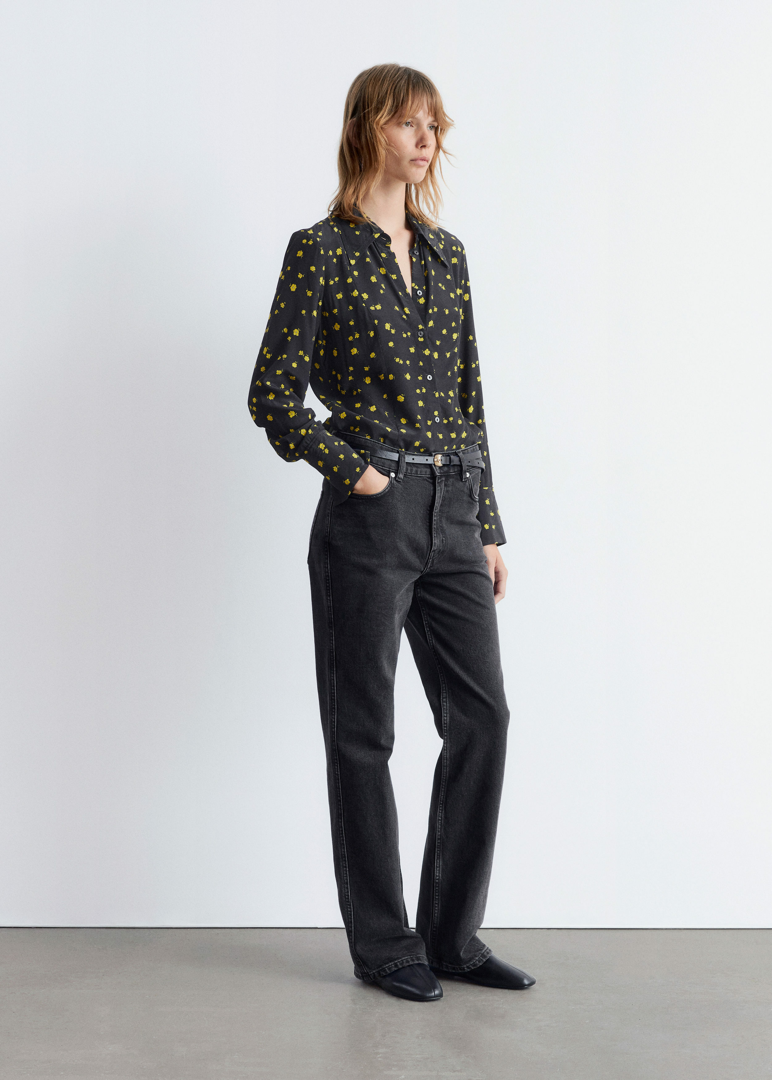 앤아더스토리즈 테이퍼드 실크 셔츠의 블랙 플로랄컬러 ECOMLook입니다.