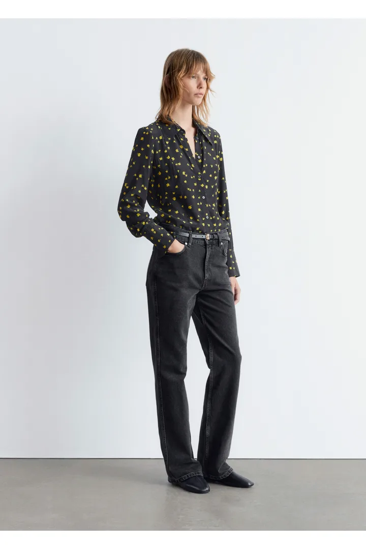 앤아더스토리즈 테이퍼드 실크 셔츠의 블랙 플로랄컬러 ECOMLook입니다.