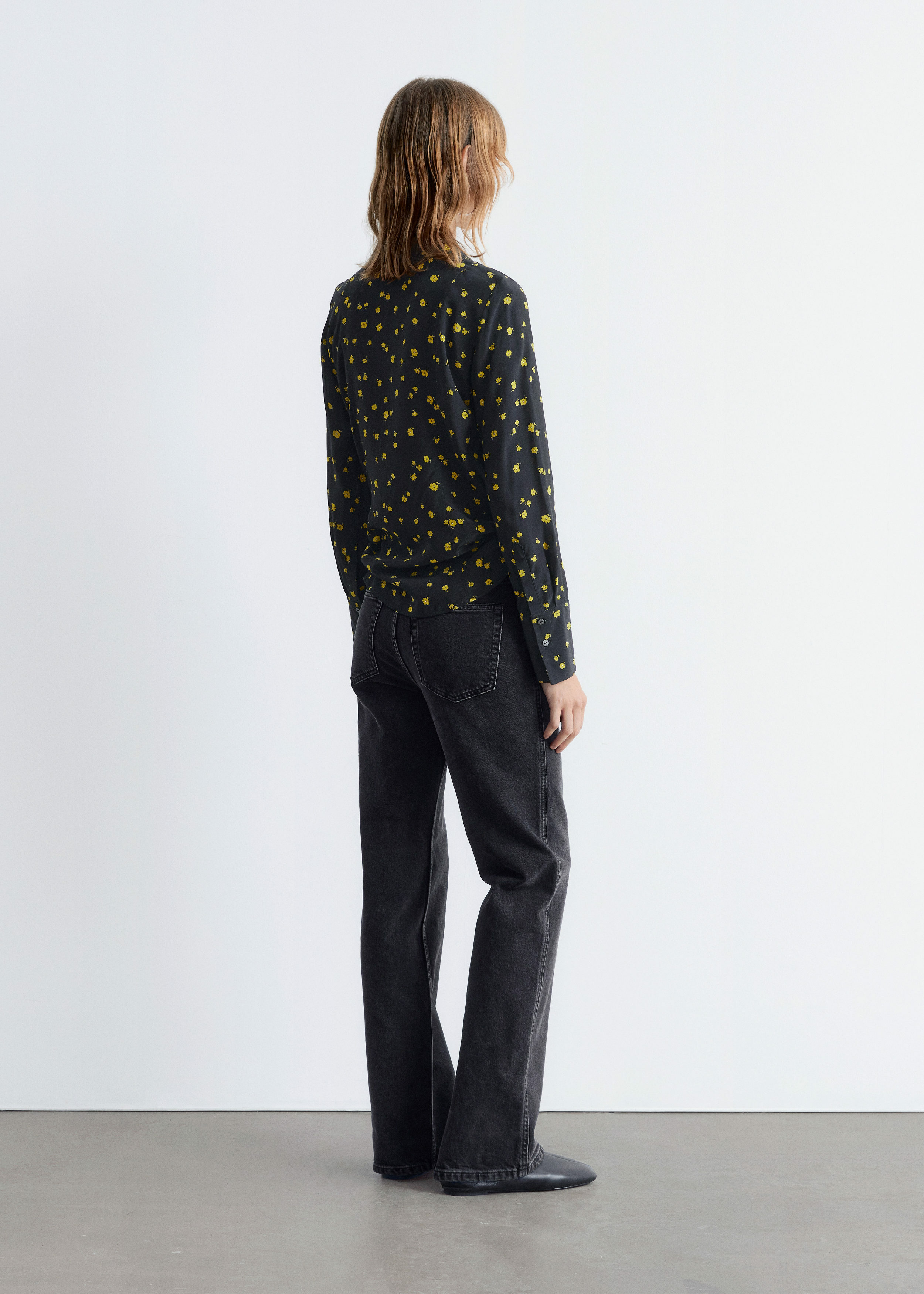 앤아더스토리즈 테이퍼드 실크 셔츠의 블랙 플로랄컬러 ECOMLook입니다.