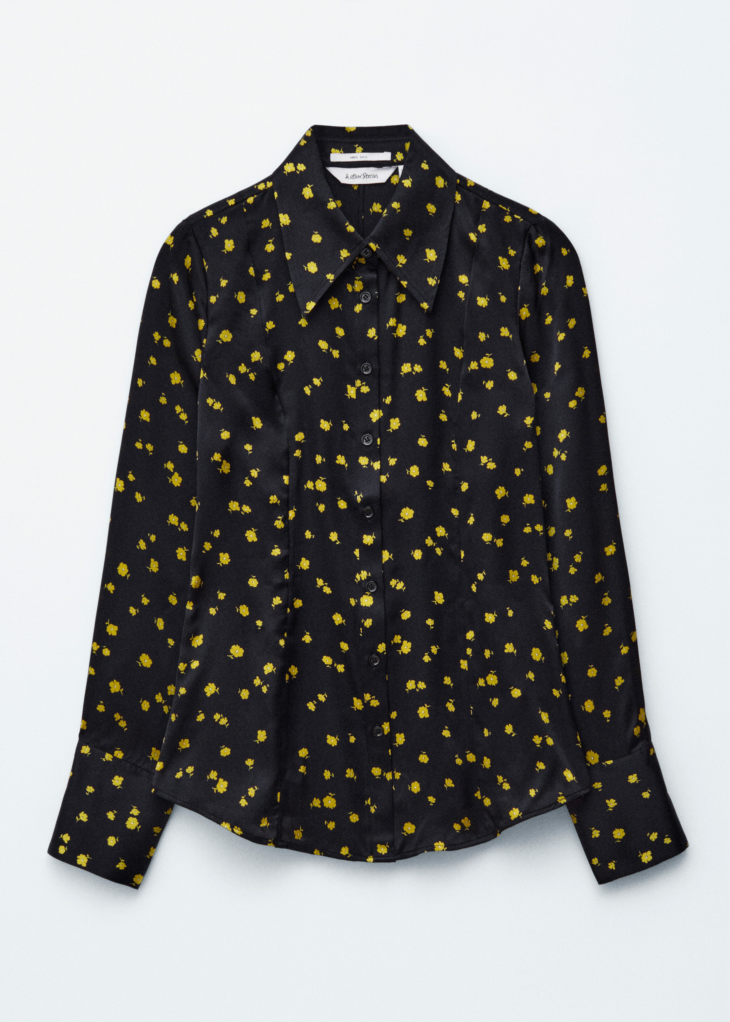 앤아더스토리즈 테이퍼드 실크 셔츠의 블랙 플로랄컬러 Product입니다.
