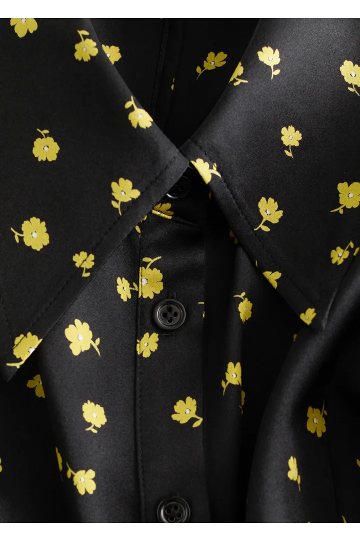 앤아더스토리즈 테이퍼드 실크 셔츠의 블랙 플로랄컬러 Detail입니다.