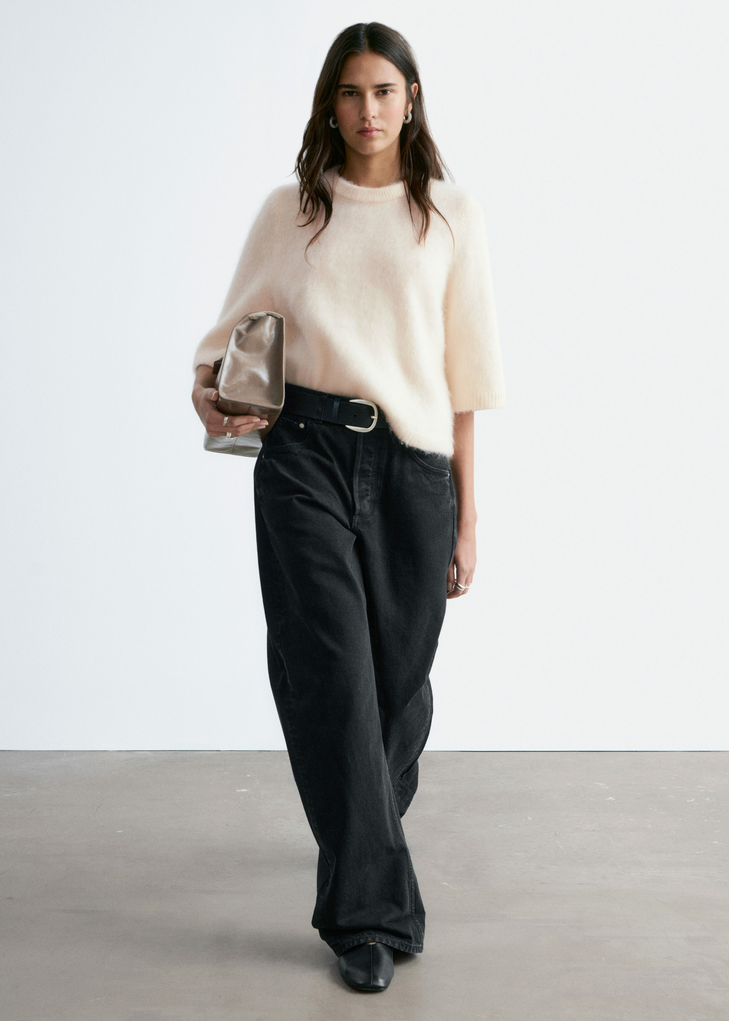 앤아더스토리즈 모헤어 블렌드 니트 티셔츠의 크림컬러 ECOMLook입니다.