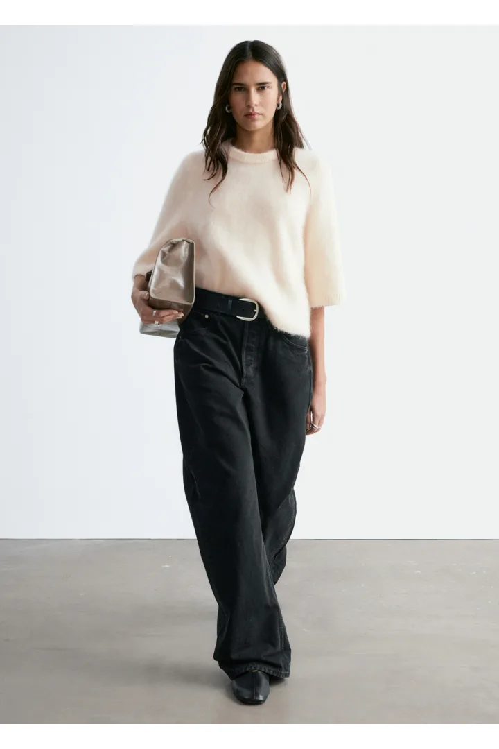 앤아더스토리즈 모헤어 블렌드 니트 티셔츠의 크림컬러 ECOMLook입니다.