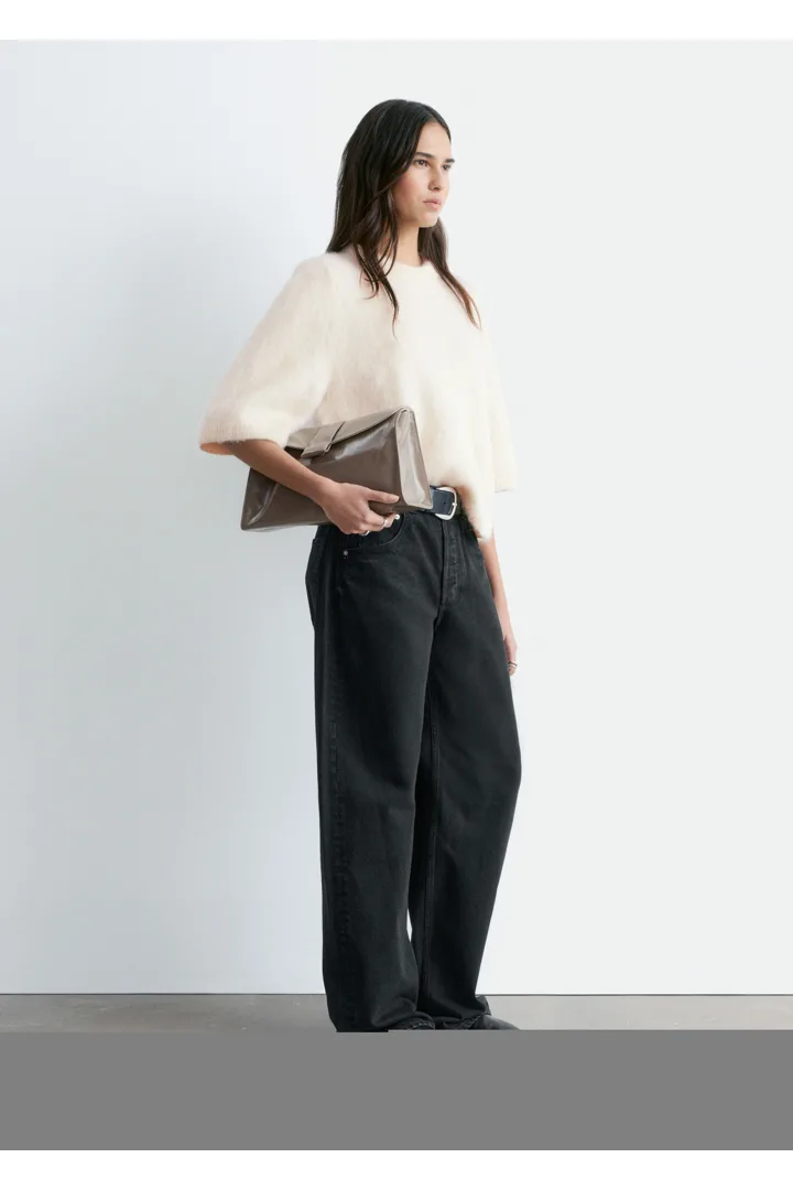 앤아더스토리즈 모헤어 블렌드 니트 티셔츠의 크림컬러 ECOMLook입니다.