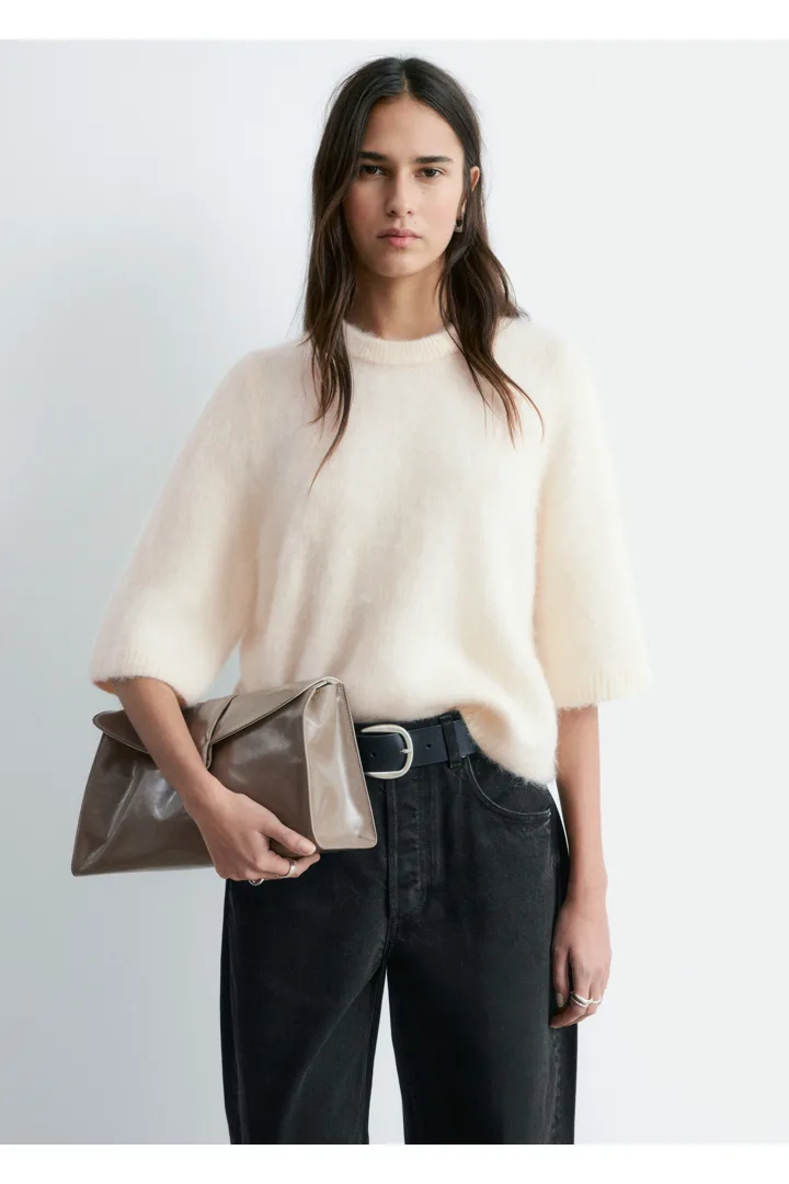 앤아더스토리즈 모헤어 블렌드 니트 티셔츠의 크림컬러 ECOMLook입니다.