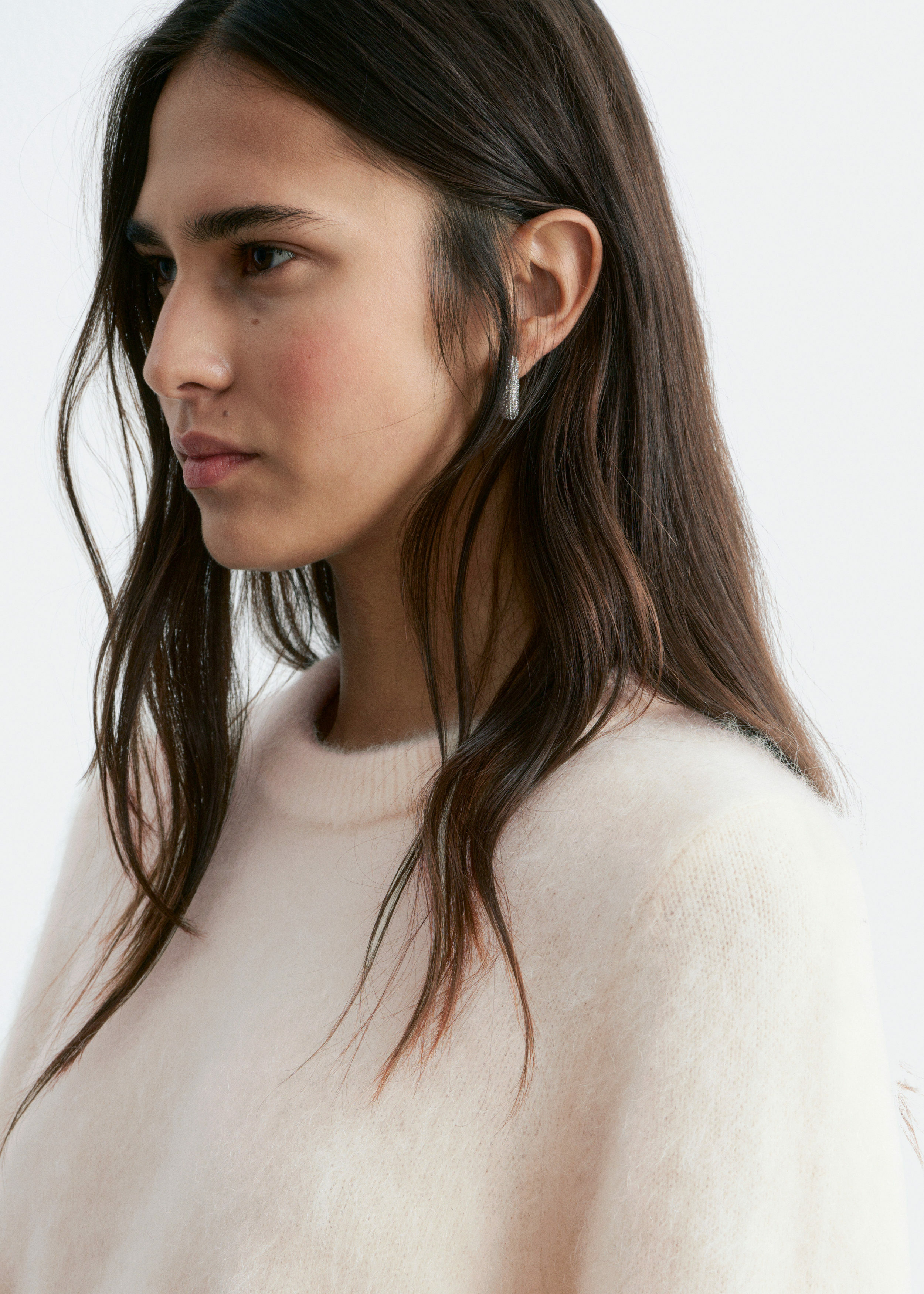 앤아더스토리즈 모헤어 블렌드 니트 티셔츠의 크림컬러 ECOMLook입니다.