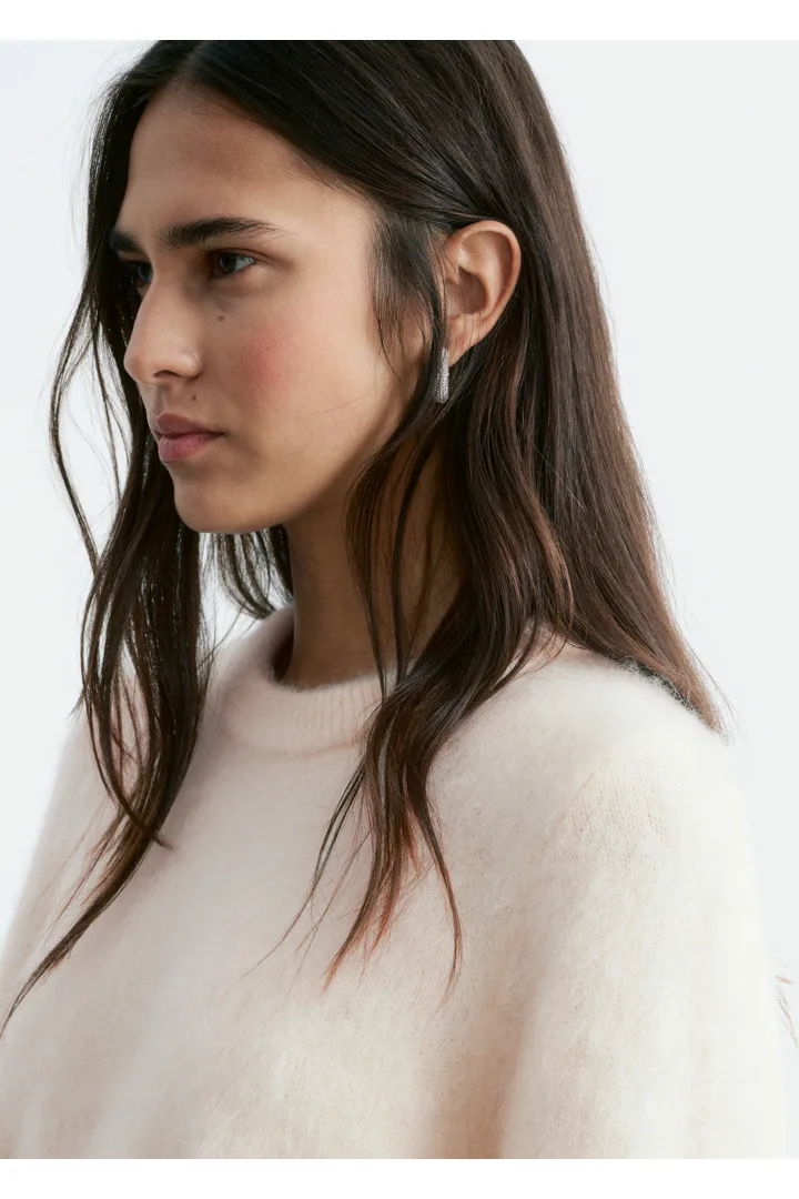 앤아더스토리즈 모헤어 블렌드 니트 티셔츠의 크림컬러 ECOMLook입니다.