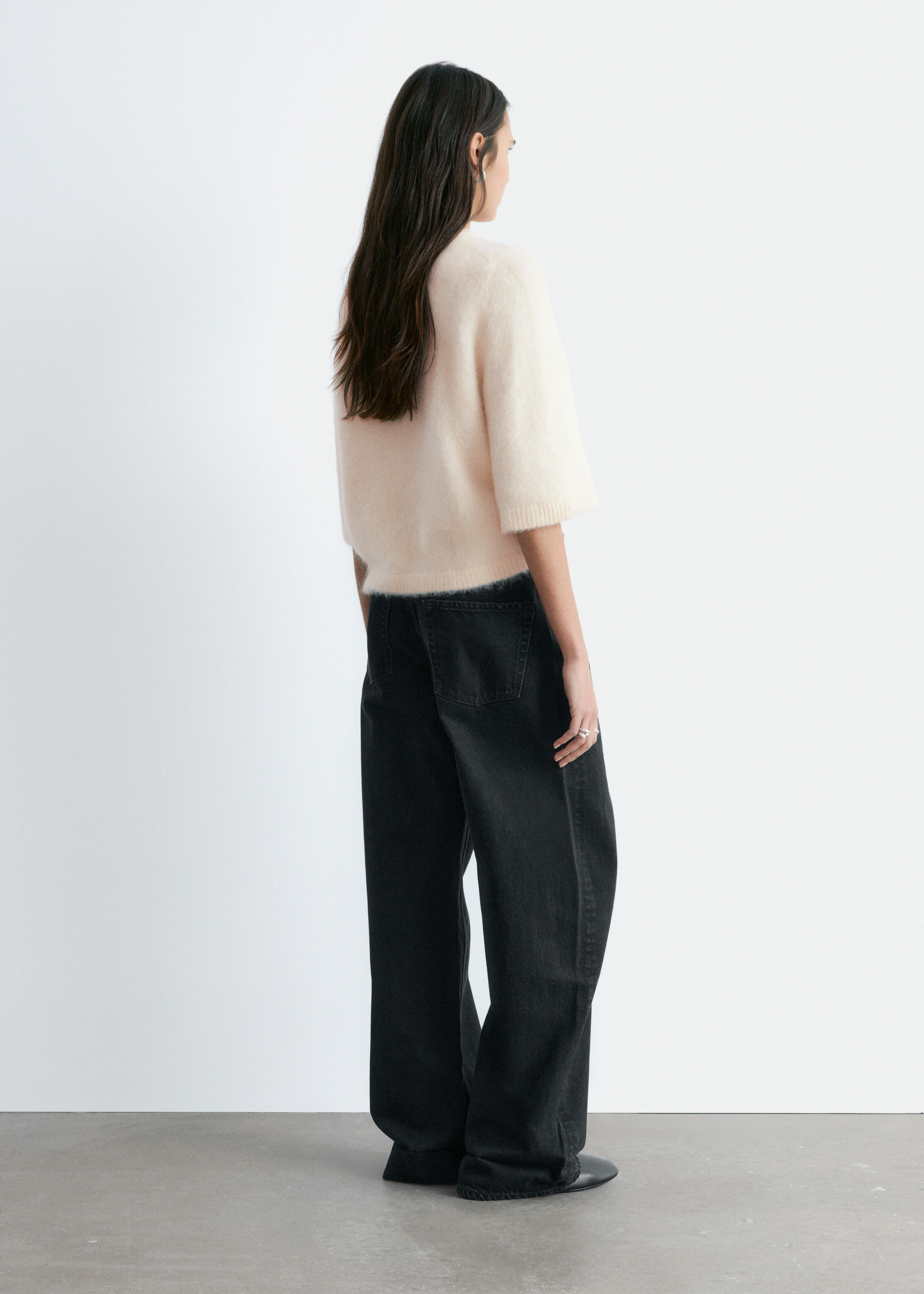 앤아더스토리즈 모헤어 블렌드 니트 티셔츠의 크림컬러 ECOMLook입니다.