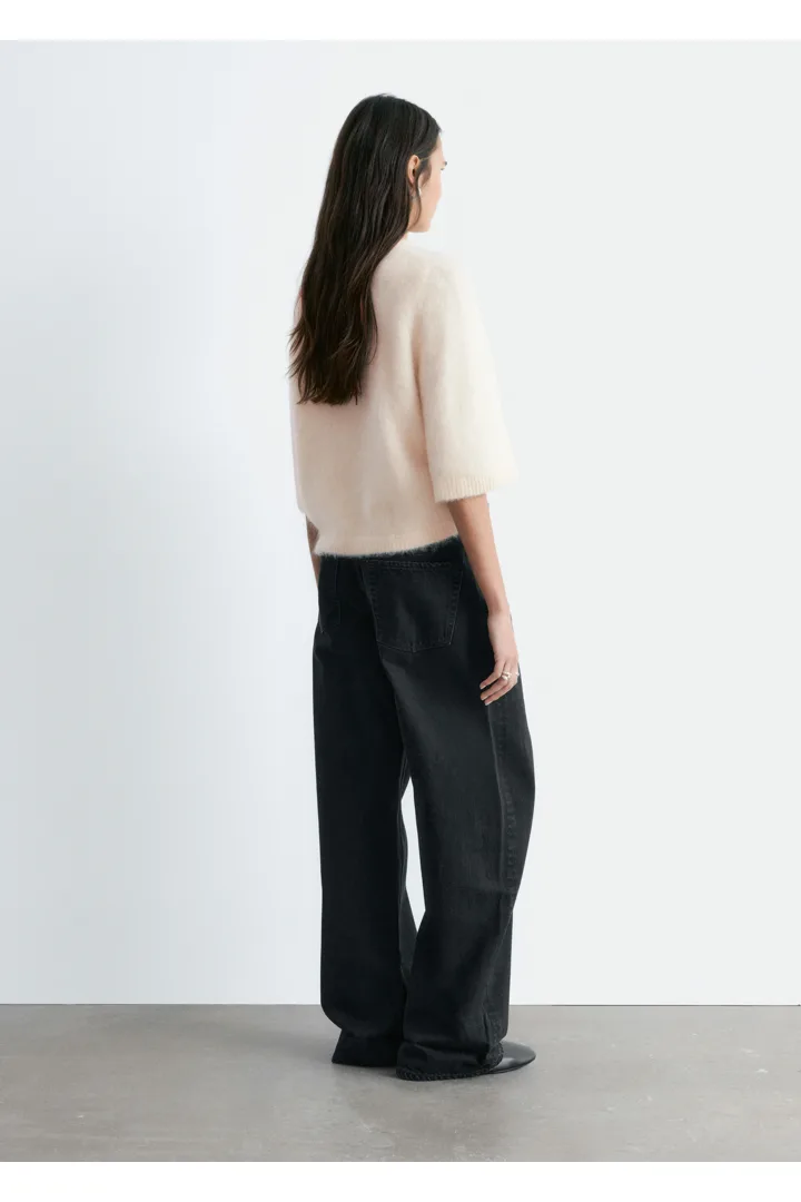 앤아더스토리즈 모헤어 블렌드 니트 티셔츠의 크림컬러 ECOMLook입니다.