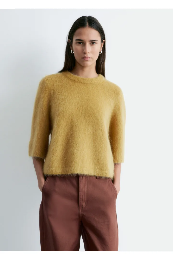 앤아더스토리즈 모헤어 블렌드 니트 티셔츠의 다크 옐로우컬러 ECOMLook입니다.