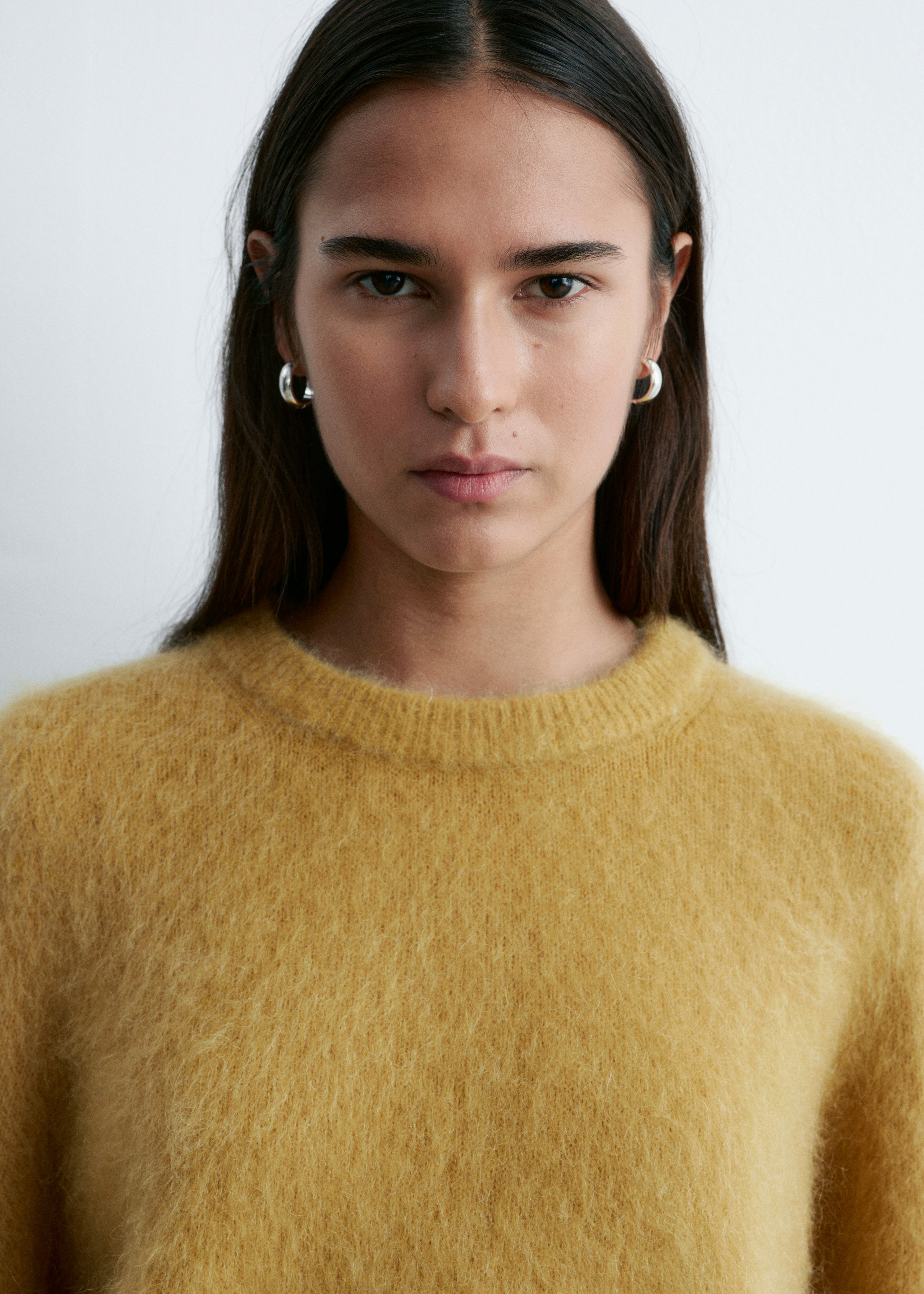 앤아더스토리즈 모헤어 블렌드 니트 티셔츠의 다크 옐로우컬러 ECOMLook입니다.