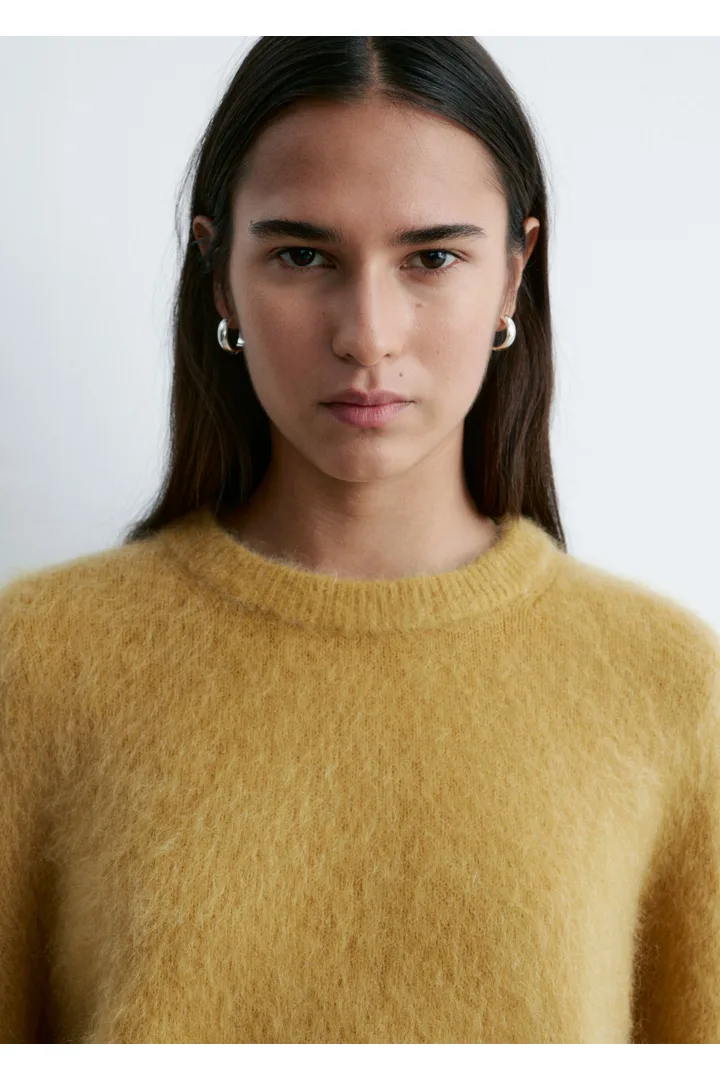 앤아더스토리즈 모헤어 블렌드 니트 티셔츠의 다크 옐로우컬러 ECOMLook입니다.