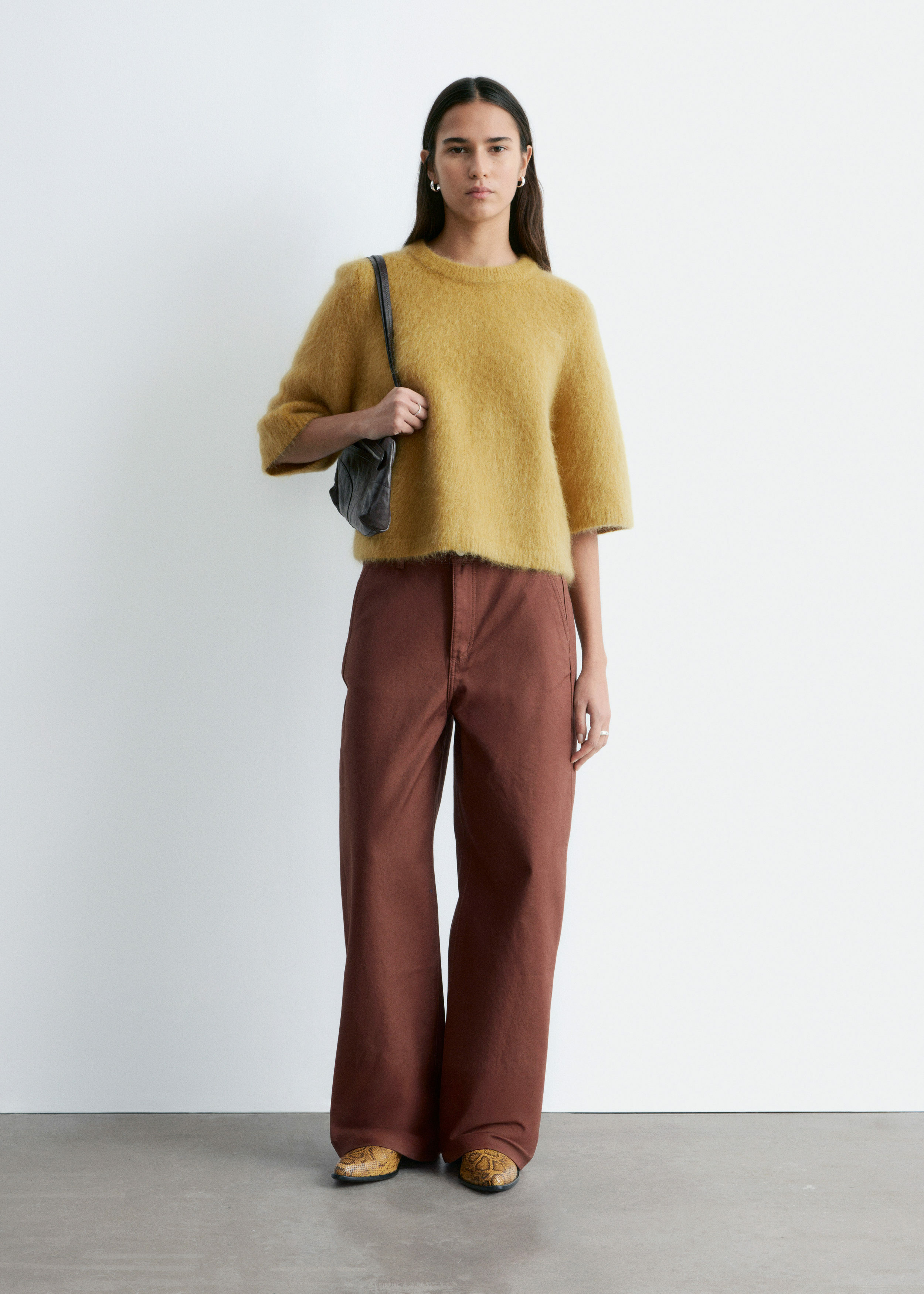 앤아더스토리즈 모헤어 블렌드 니트 티셔츠의 다크 옐로우컬러 ECOMLook입니다.