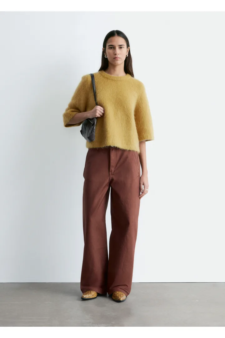 앤아더스토리즈 모헤어 블렌드 니트 티셔츠의 다크 옐로우컬러 ECOMLook입니다.