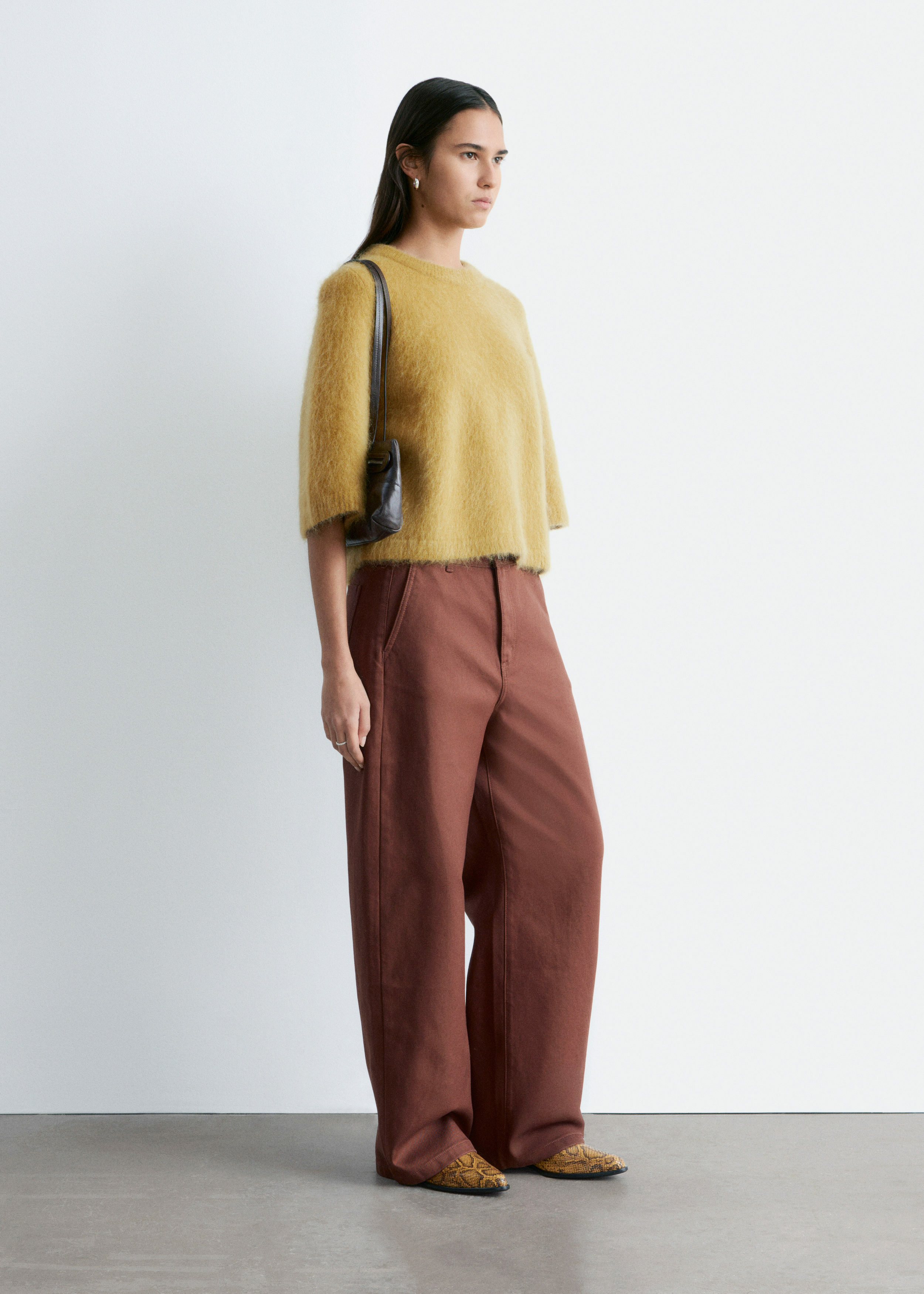 앤아더스토리즈 모헤어 블렌드 니트 티셔츠의 다크 옐로우컬러 ECOMLook입니다.