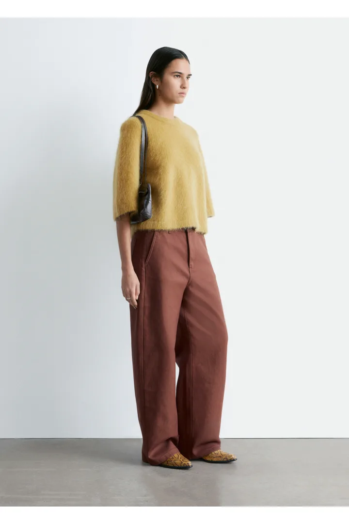 앤아더스토리즈 모헤어 블렌드 니트 티셔츠의 다크 옐로우컬러 ECOMLook입니다.