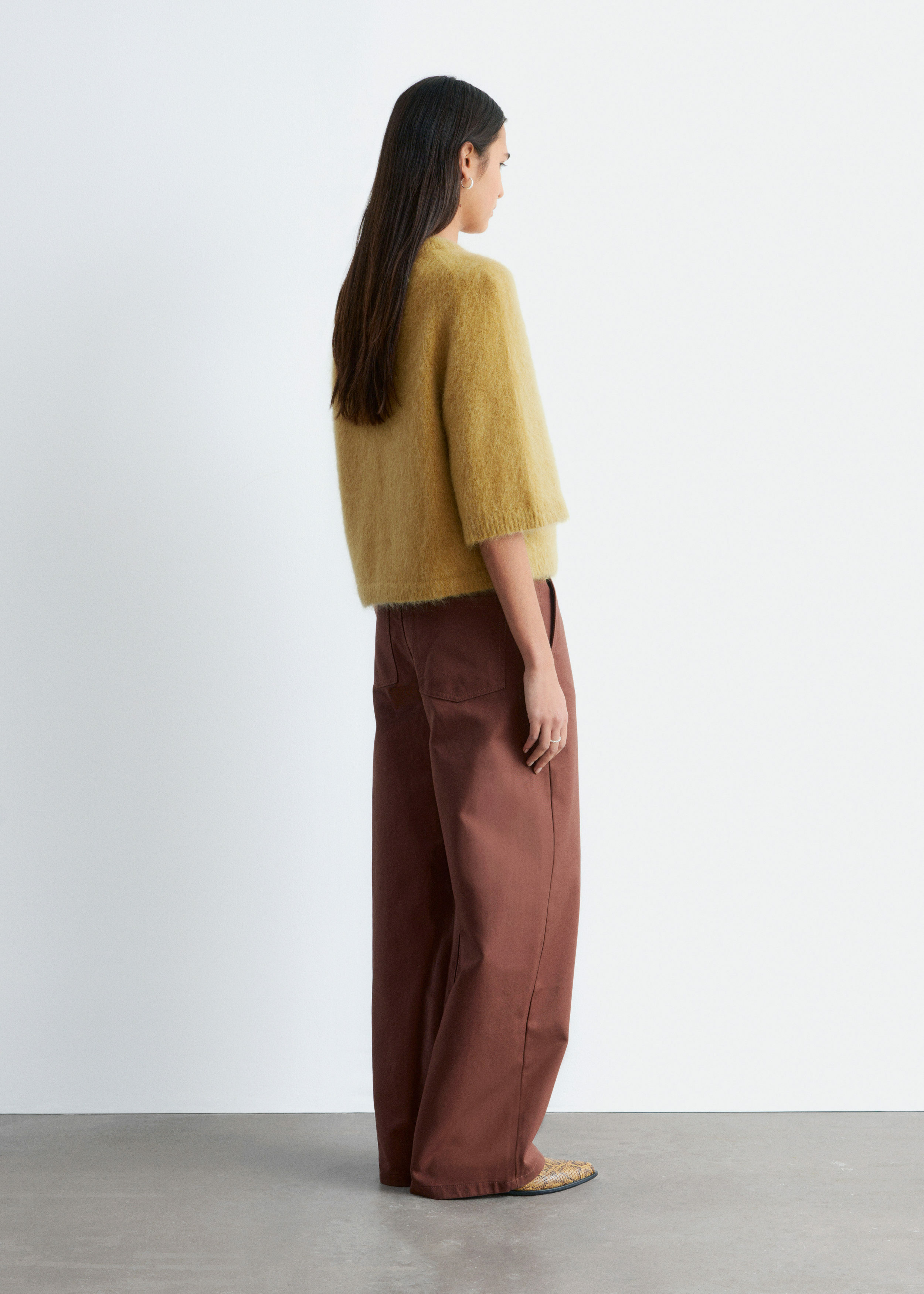 앤아더스토리즈 모헤어 블렌드 니트 티셔츠의 다크 옐로우컬러 ECOMLook입니다.