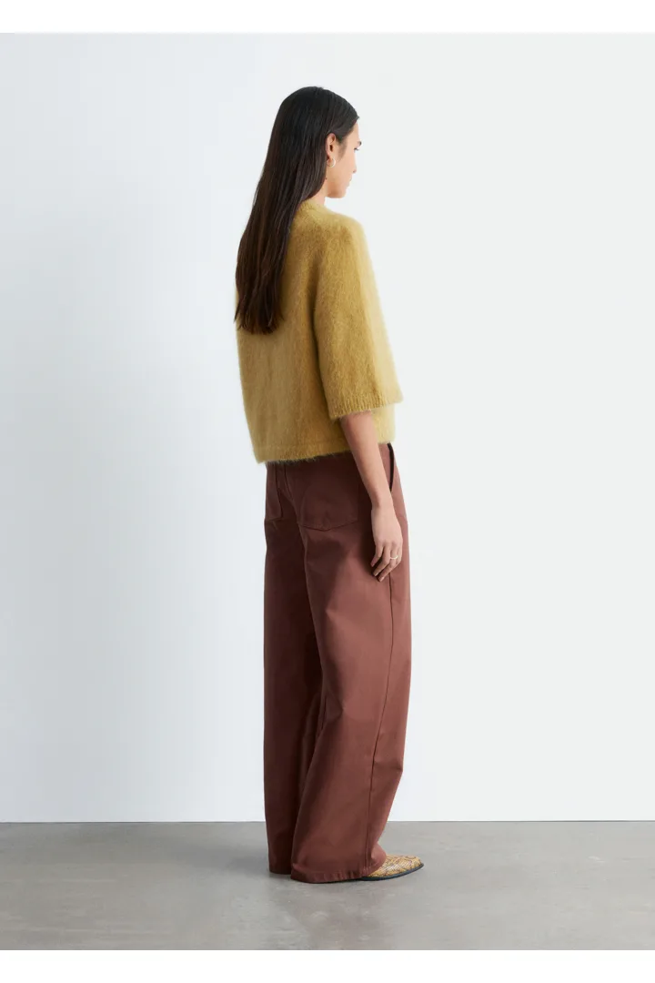 앤아더스토리즈 모헤어 블렌드 니트 티셔츠의 다크 옐로우컬러 ECOMLook입니다.