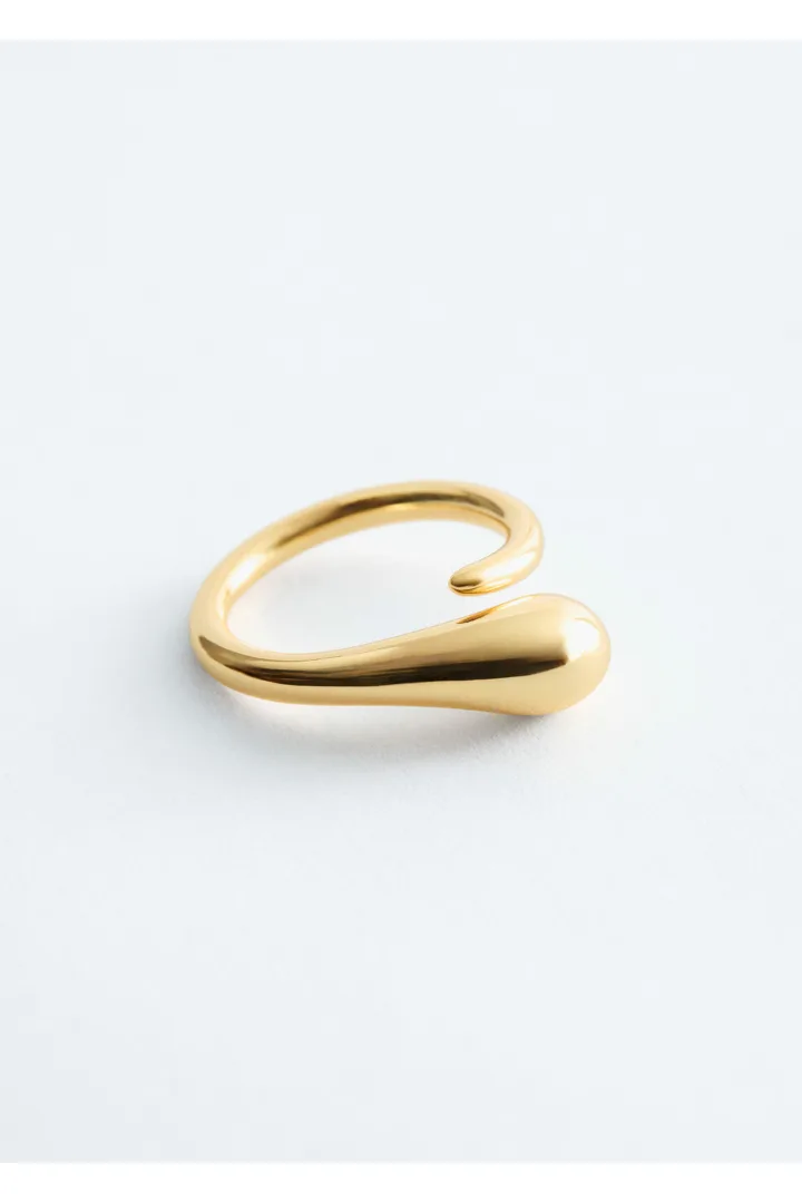 앤아더스토리즈 티어드롭 랩 링의 골드컬러 Product입니다.