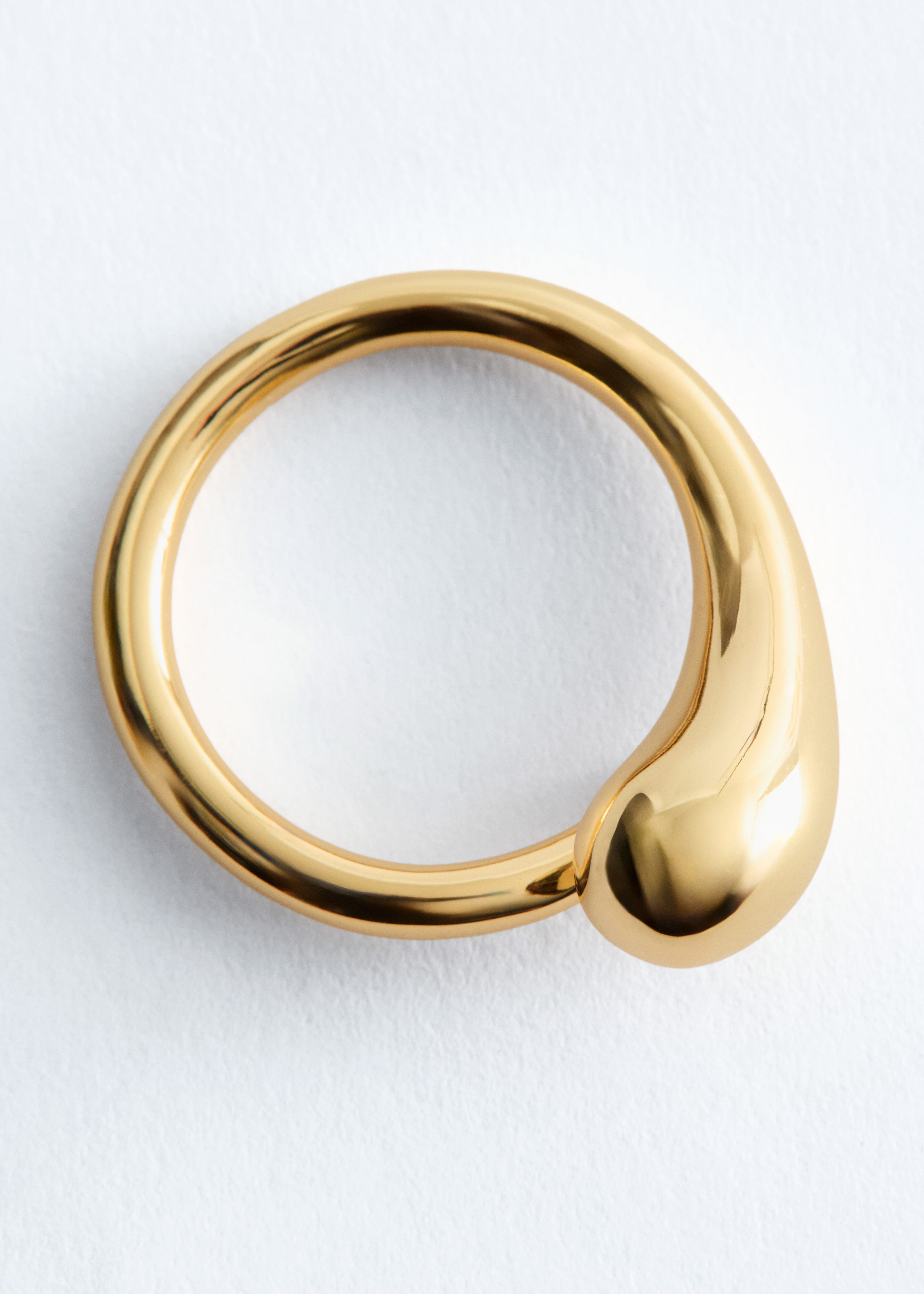 앤아더스토리즈 티어드롭 랩 링의 골드컬러 Product입니다.