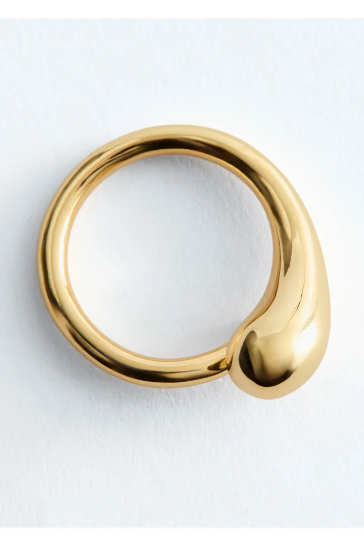 앤아더스토리즈 티어드롭 랩 링의 골드컬러 Product입니다.