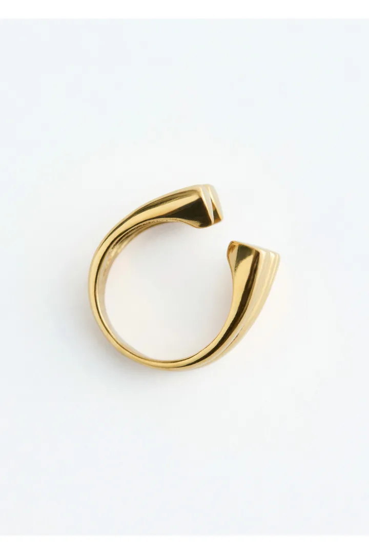 앤아더스토리즈 하트 커프 링의 골드컬러 Product입니다.