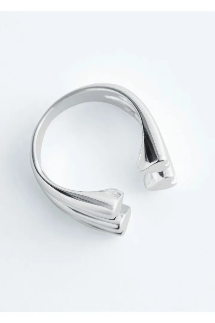 앤아더스토리즈 하트 커프 링의 실버컬러 Product입니다.