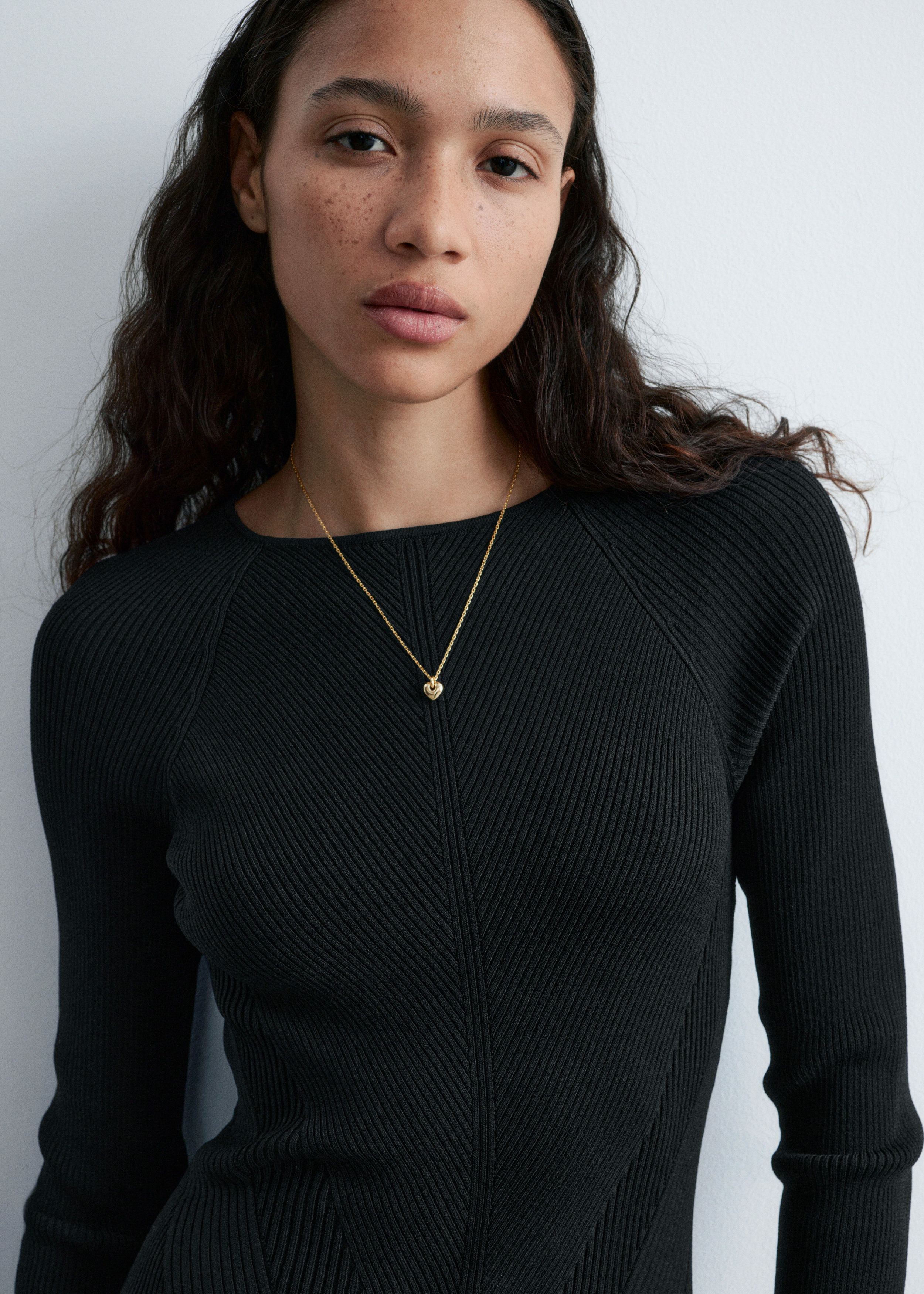 앤아더스토리즈 하트 펜던트 네크리스의 골드컬러 ECOMLook입니다.