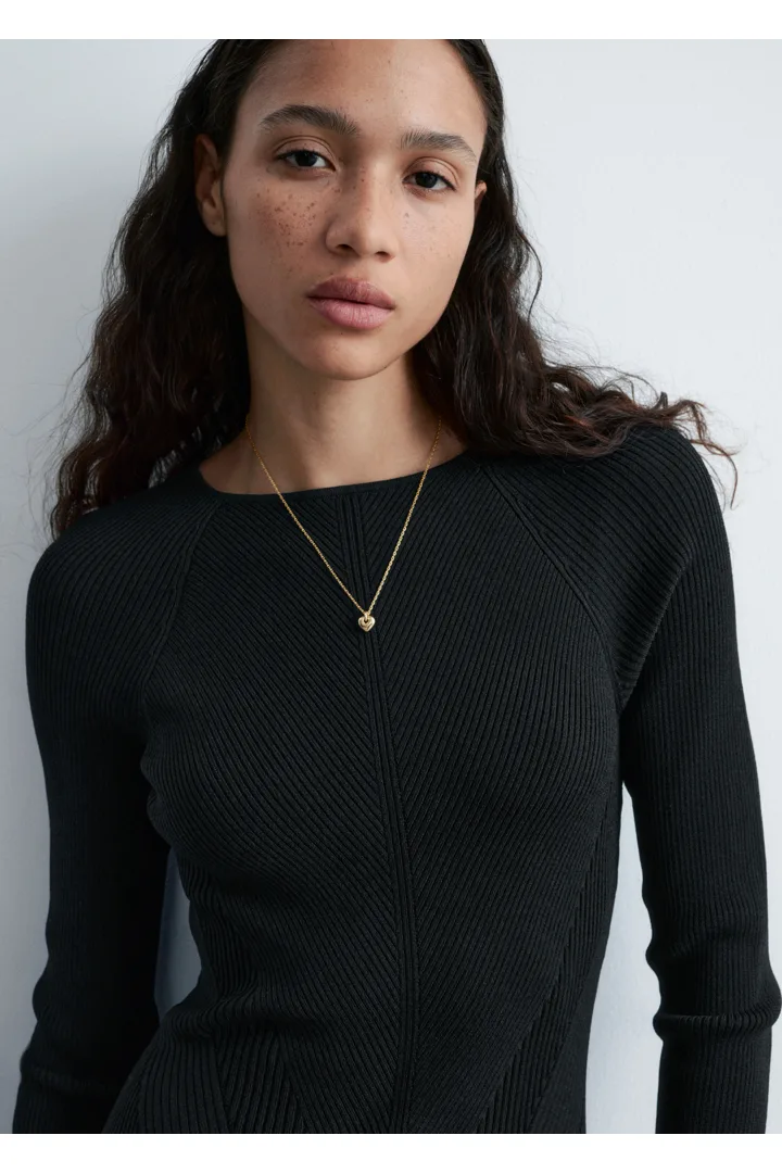 앤아더스토리즈 하트 펜던트 네크리스의 골드컬러 ECOMLook입니다.