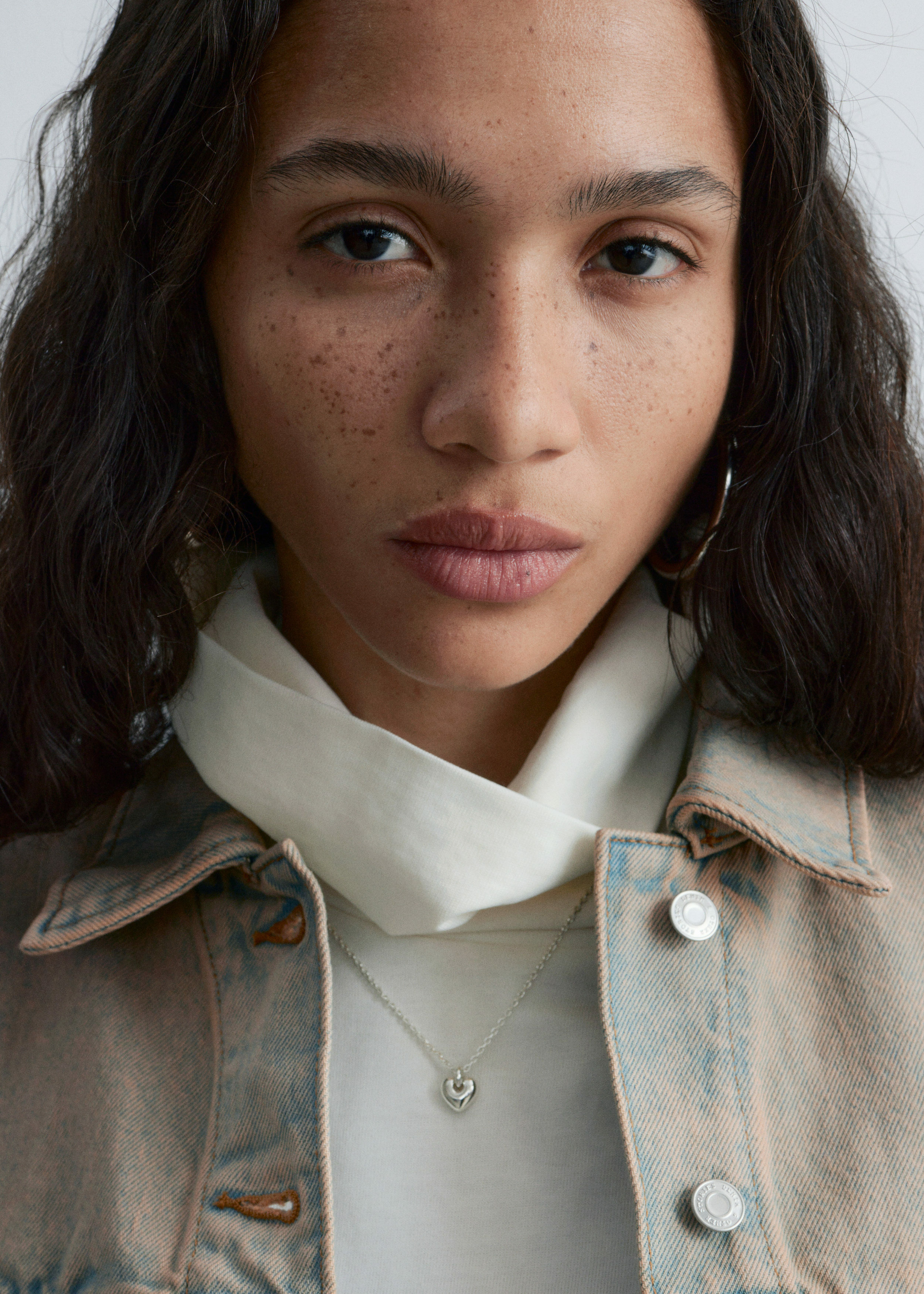 앤아더스토리즈 하트 펜던트 네크리스의 실버컬러 ECOMLook입니다.