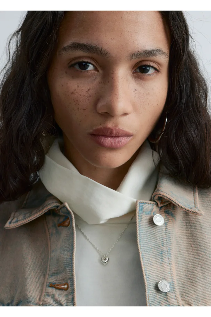 앤아더스토리즈 하트 펜던트 네크리스의 실버컬러 ECOMLook입니다.