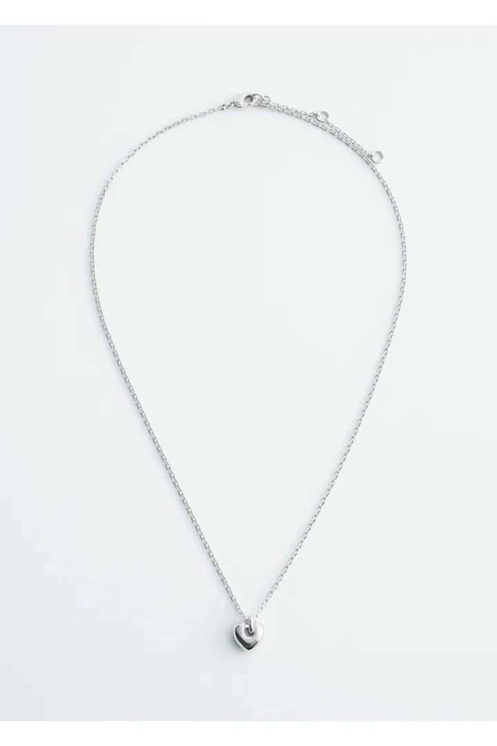 앤아더스토리즈 하트 펜던트 네크리스의 실버컬러 Product입니다.