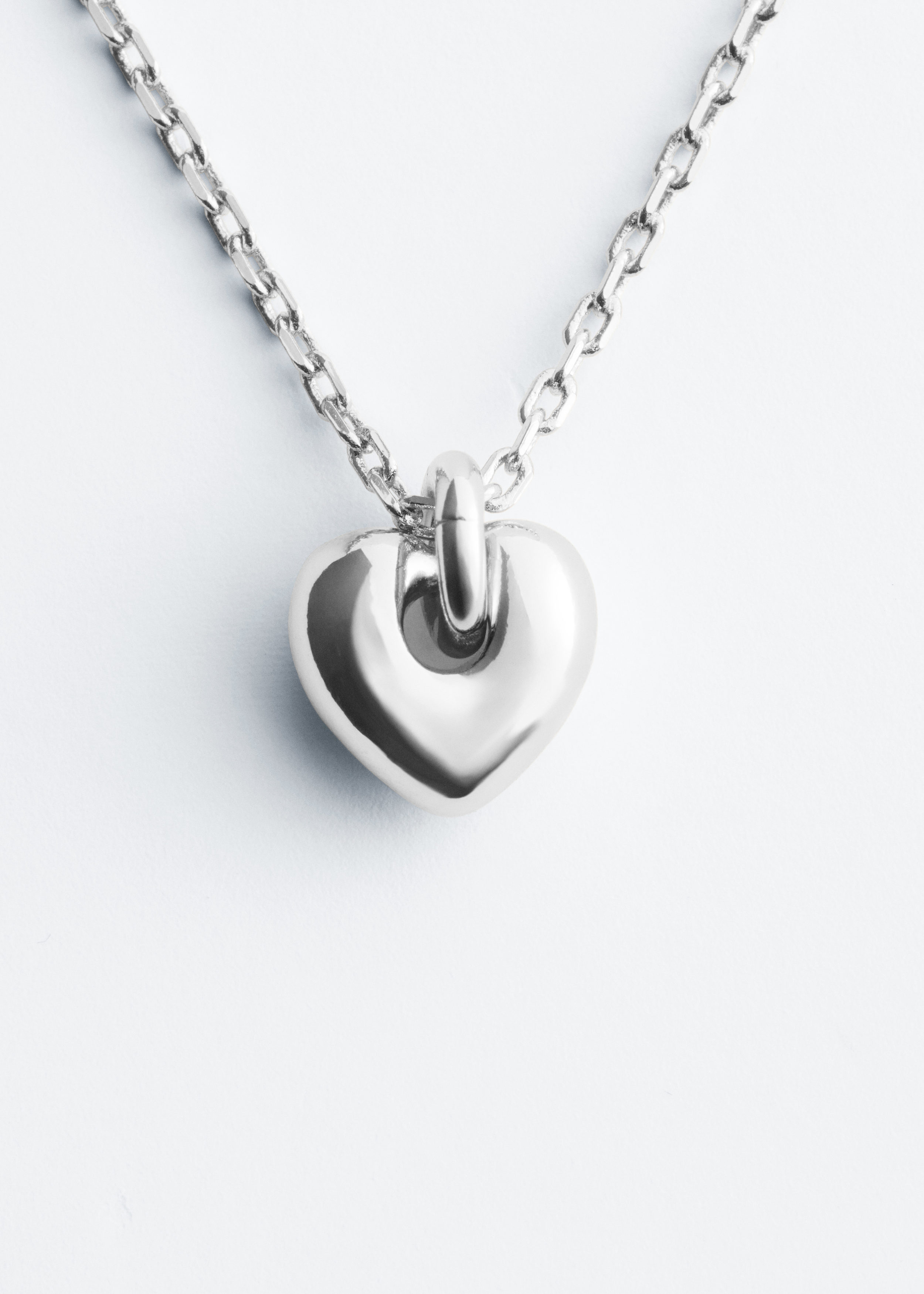 앤아더스토리즈 하트 펜던트 네크리스의 실버컬러 Product입니다.