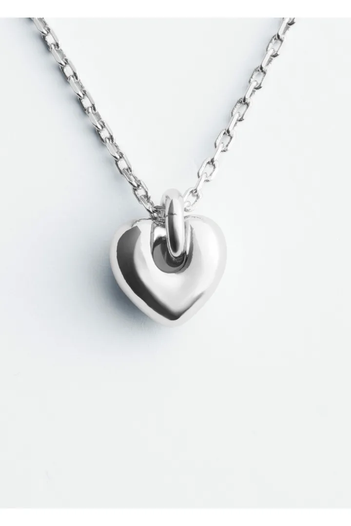 앤아더스토리즈 하트 펜던트 네크리스의 실버컬러 Product입니다.