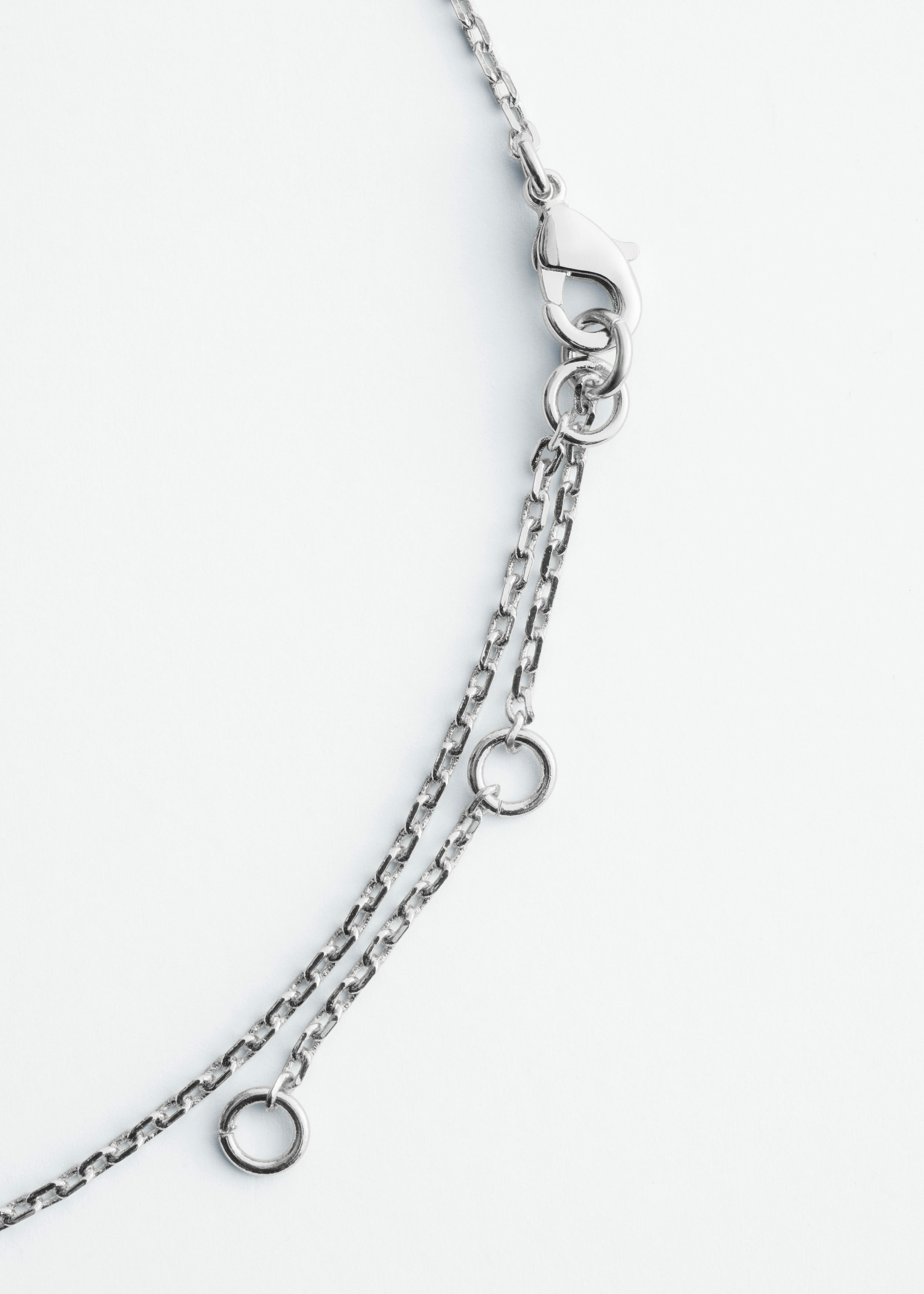 앤아더스토리즈 하트 펜던트 네크리스의 실버컬러 Product입니다.