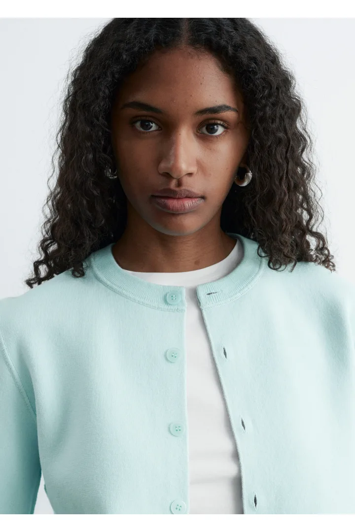 앤아더스토리즈 크롭 리버서블 가디건의 그레이/터쿼이즈컬러 ECOMLook입니다.