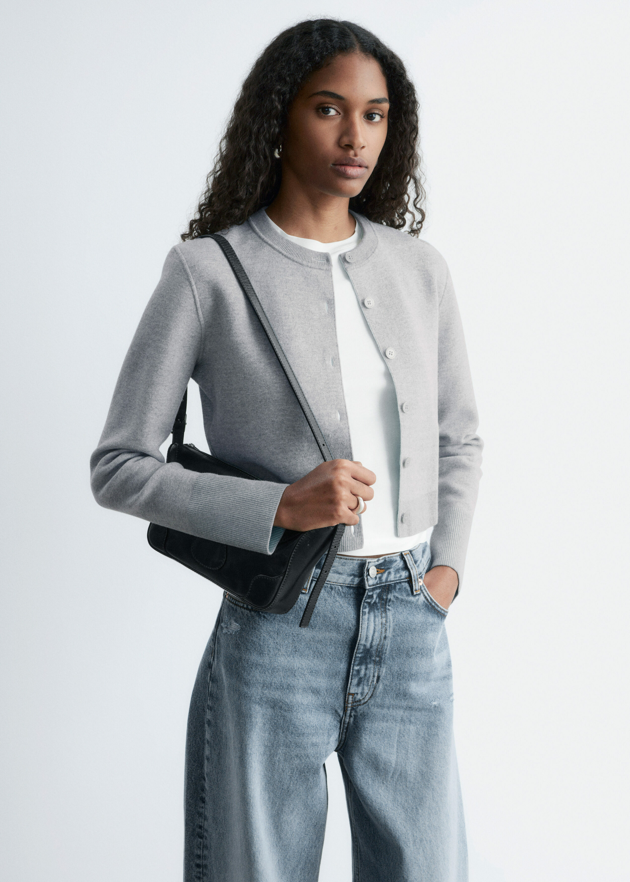 앤아더스토리즈 크롭 리버서블 가디건의 그레이/터쿼이즈컬러 ECOMLook입니다.