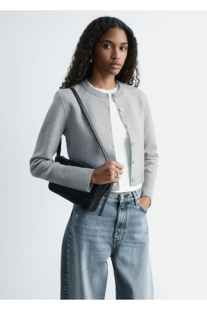 앤아더스토리즈 크롭 리버서블 가디건의 그레이/터쿼이즈컬러 ECOMLook입니다.