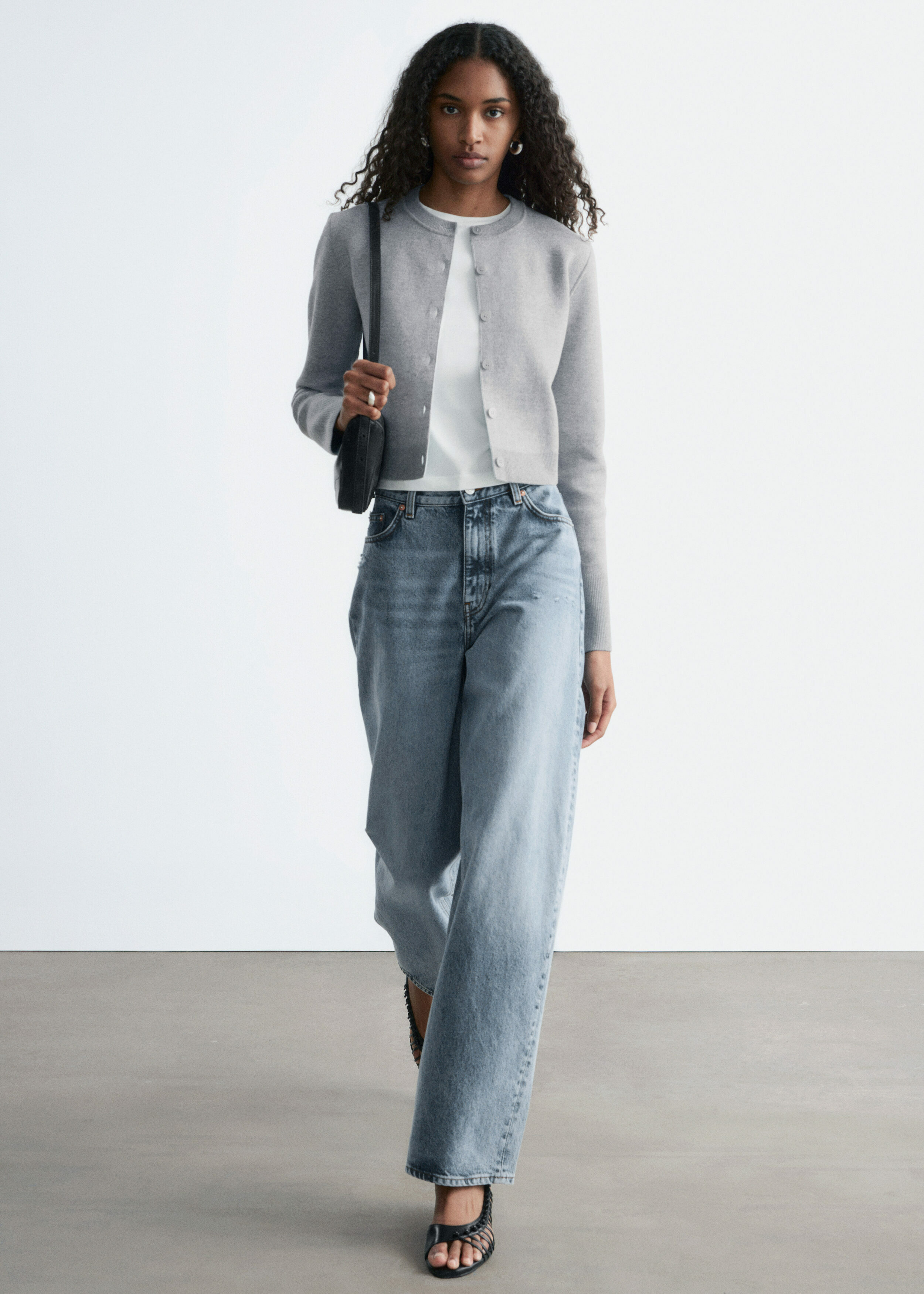 앤아더스토리즈 크롭 리버서블 가디건의 그레이/터쿼이즈컬러 ECOMLook입니다.