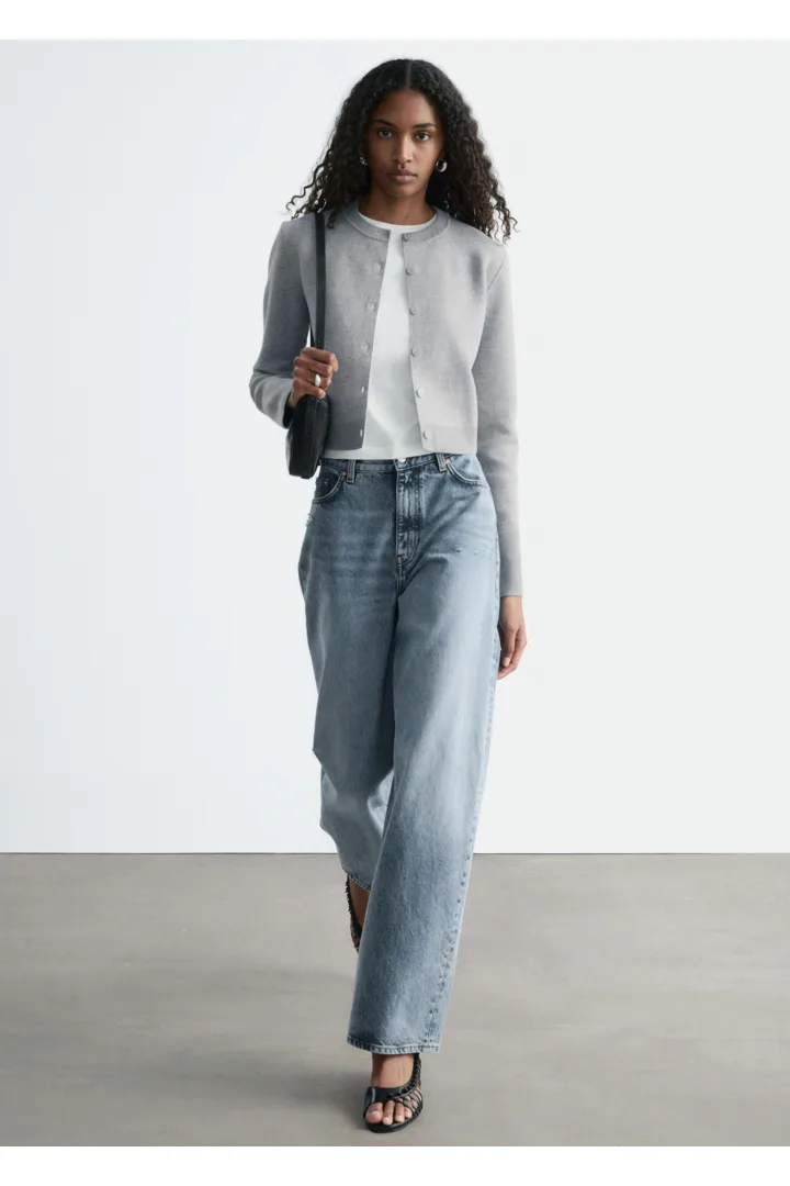 앤아더스토리즈 크롭 리버서블 가디건의 그레이/터쿼이즈컬러 ECOMLook입니다.