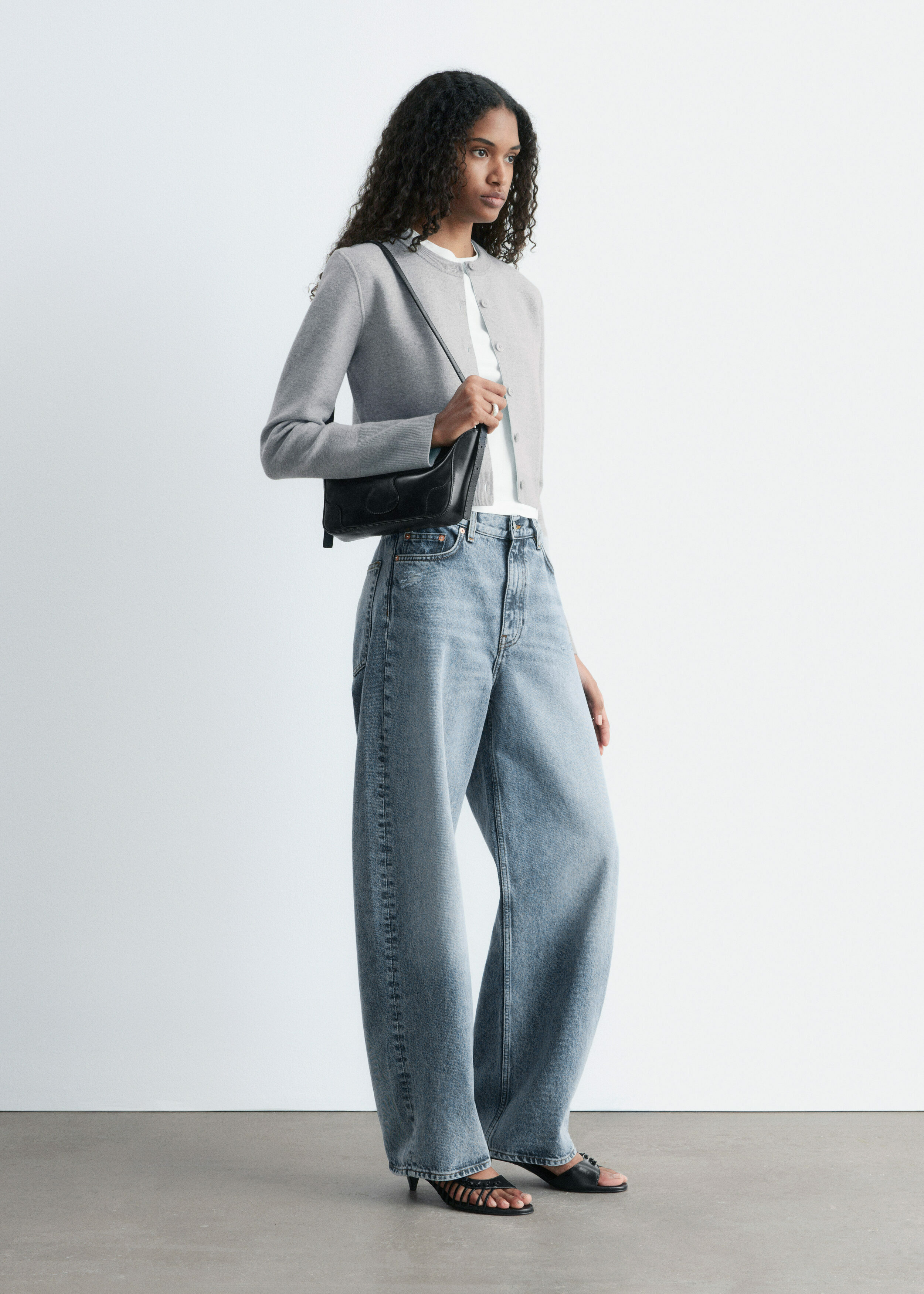 앤아더스토리즈 크롭 리버서블 가디건의 그레이/터쿼이즈컬러 ECOMLook입니다.