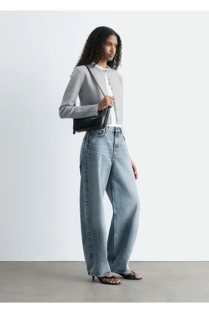 앤아더스토리즈 크롭 리버서블 가디건의 그레이/터쿼이즈컬러 ECOMLook입니다.