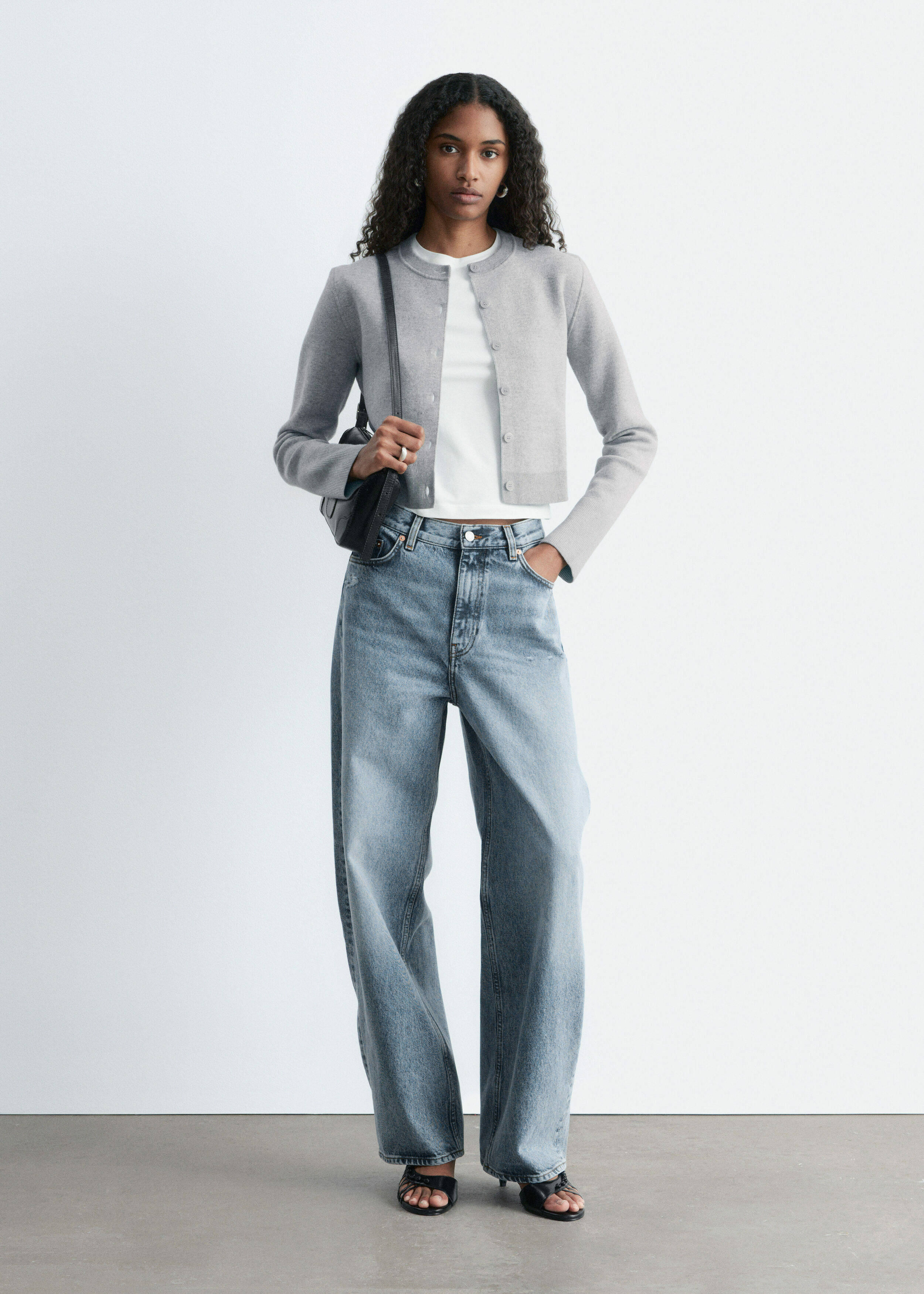 앤아더스토리즈 크롭 리버서블 가디건의 그레이/터쿼이즈컬러 ECOMLook입니다.