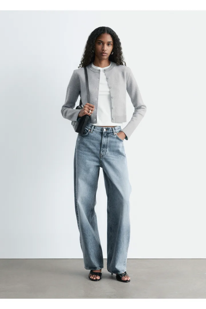 앤아더스토리즈 크롭 리버서블 가디건의 그레이/터쿼이즈컬러 ECOMLook입니다.