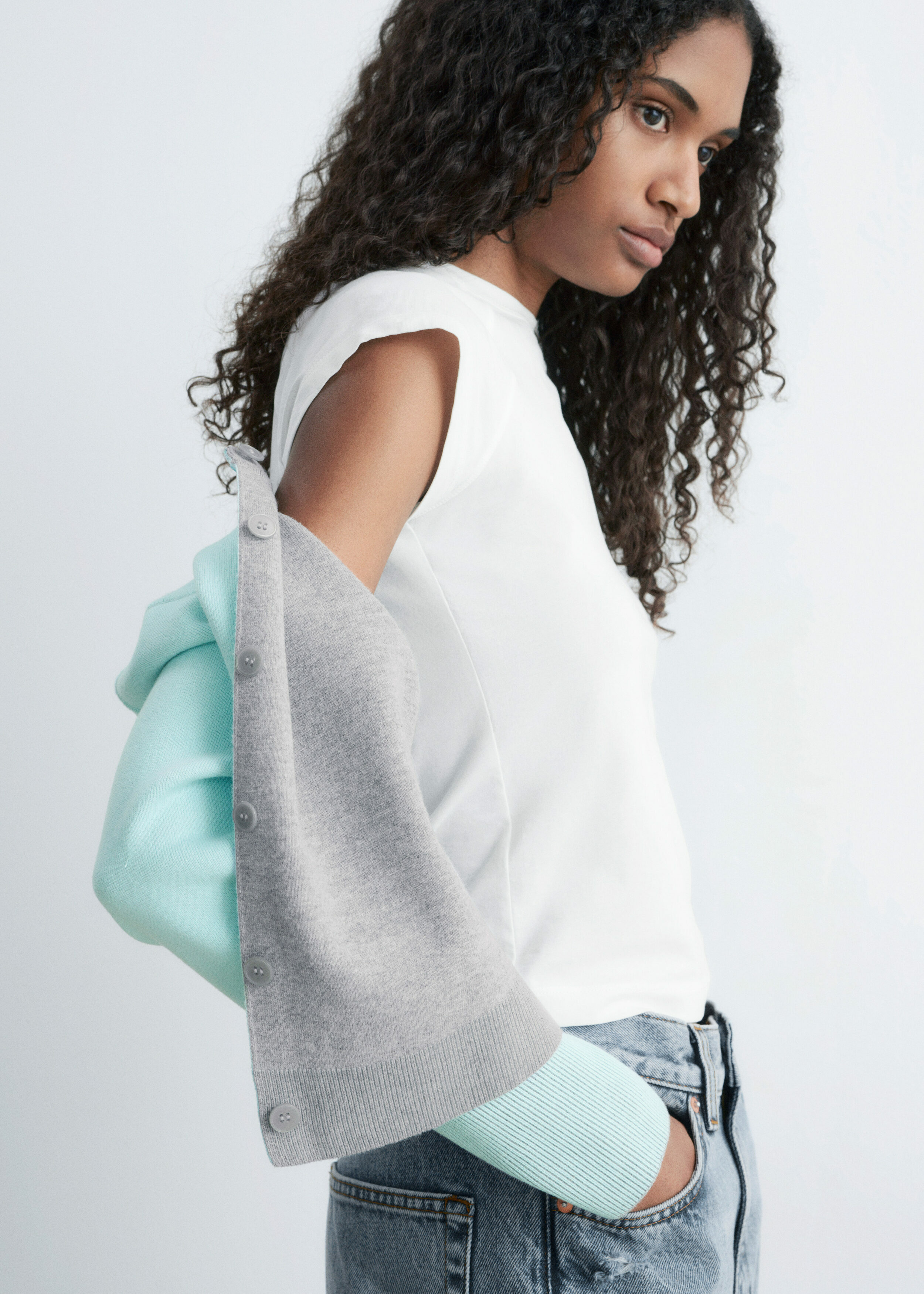 앤아더스토리즈 크롭 리버서블 가디건의 그레이/터쿼이즈컬러 ECOMLook입니다.