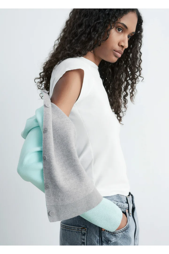 앤아더스토리즈 크롭 리버서블 가디건의 그레이/터쿼이즈컬러 ECOMLook입니다.