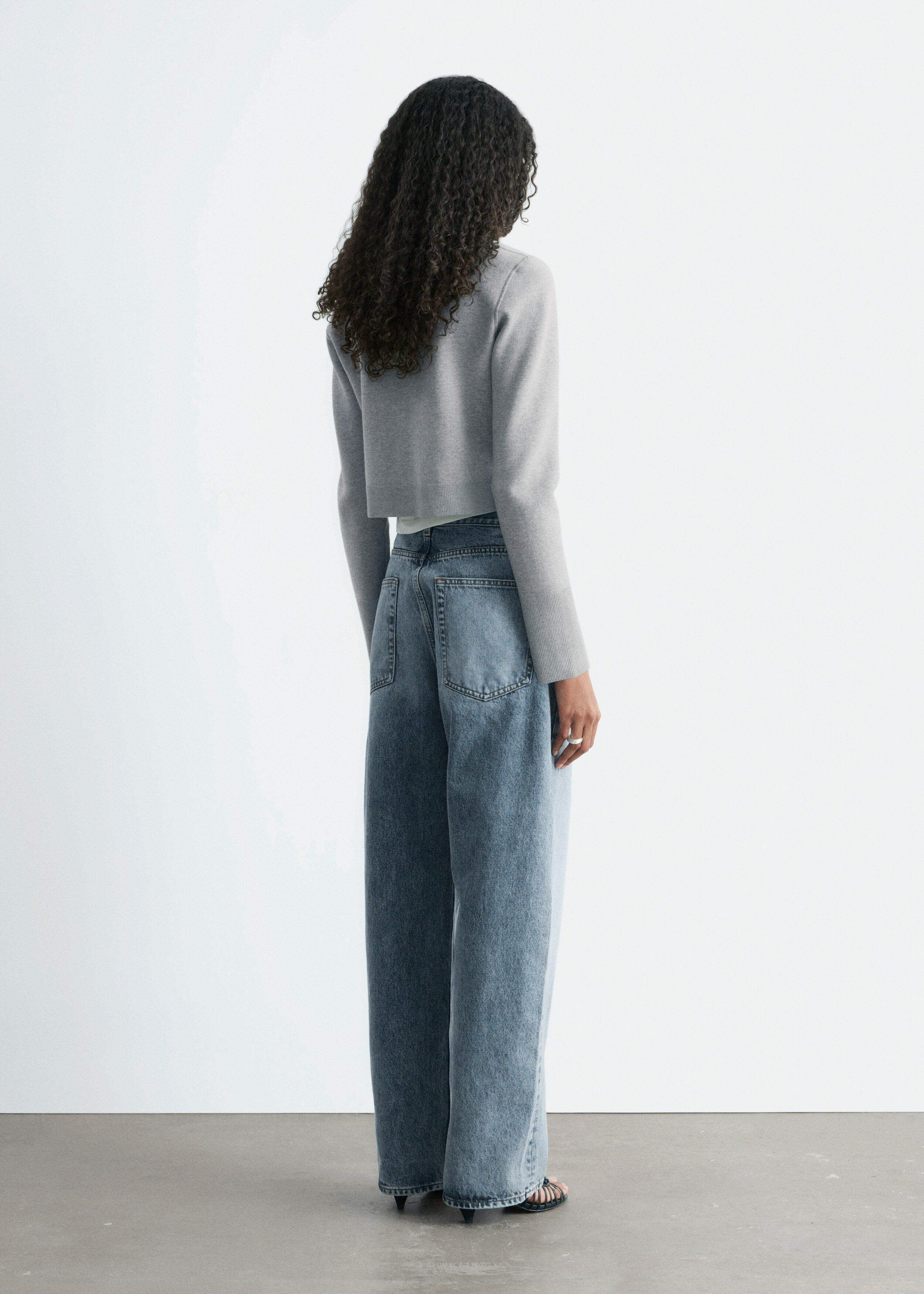 앤아더스토리즈 크롭 리버서블 가디건의 그레이/터쿼이즈컬러 ECOMLook입니다.