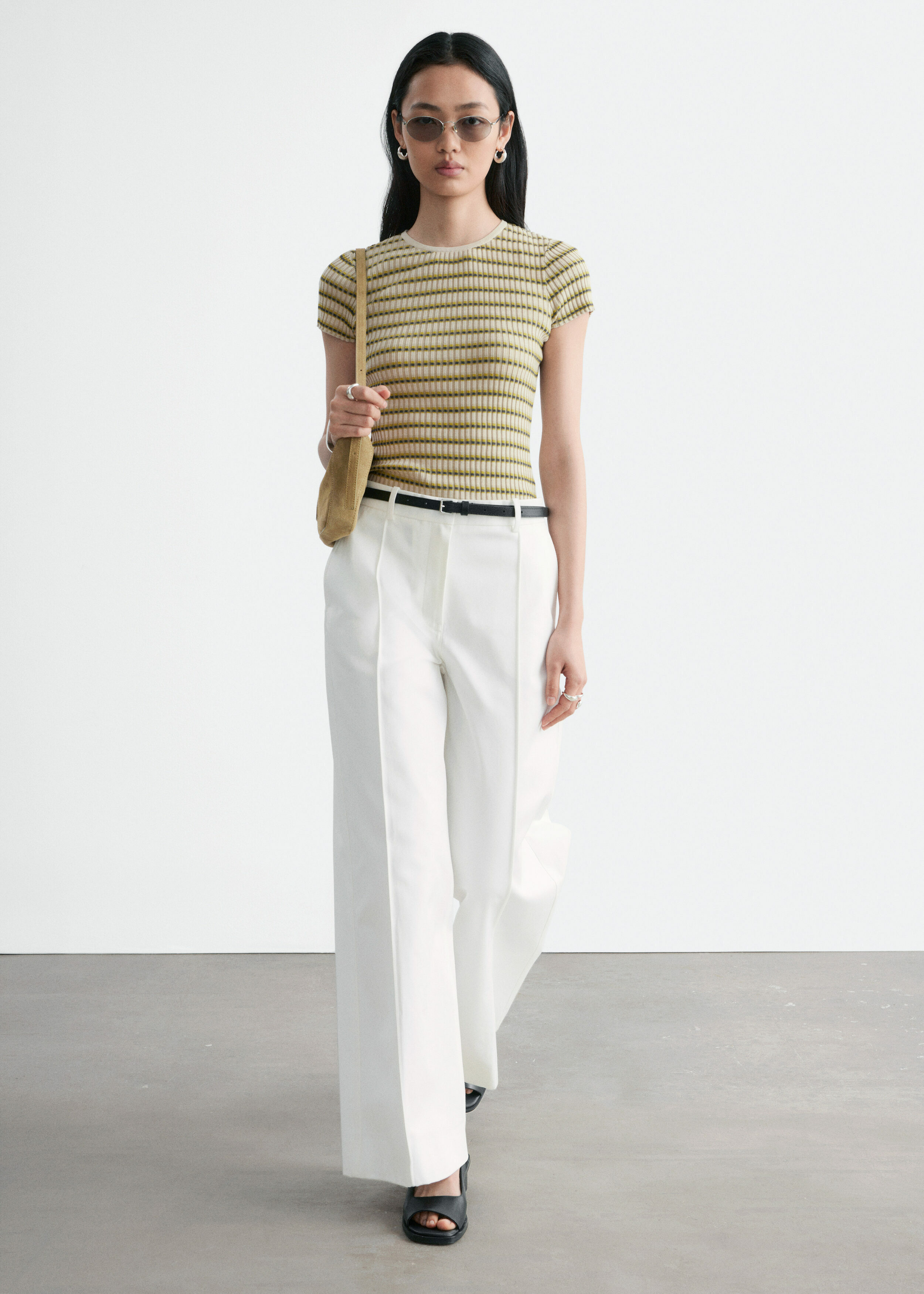 앤아더스토리즈 스트라이프 립 니트 티셔츠의 베이지-그린 스트라이프컬러 ECOMLook입니다.