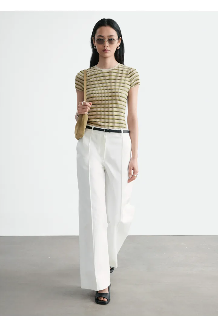 앤아더스토리즈 스트라이프 립 니트 티셔츠의 베이지/그린 스트라이프컬러 ECOMLook입니다.