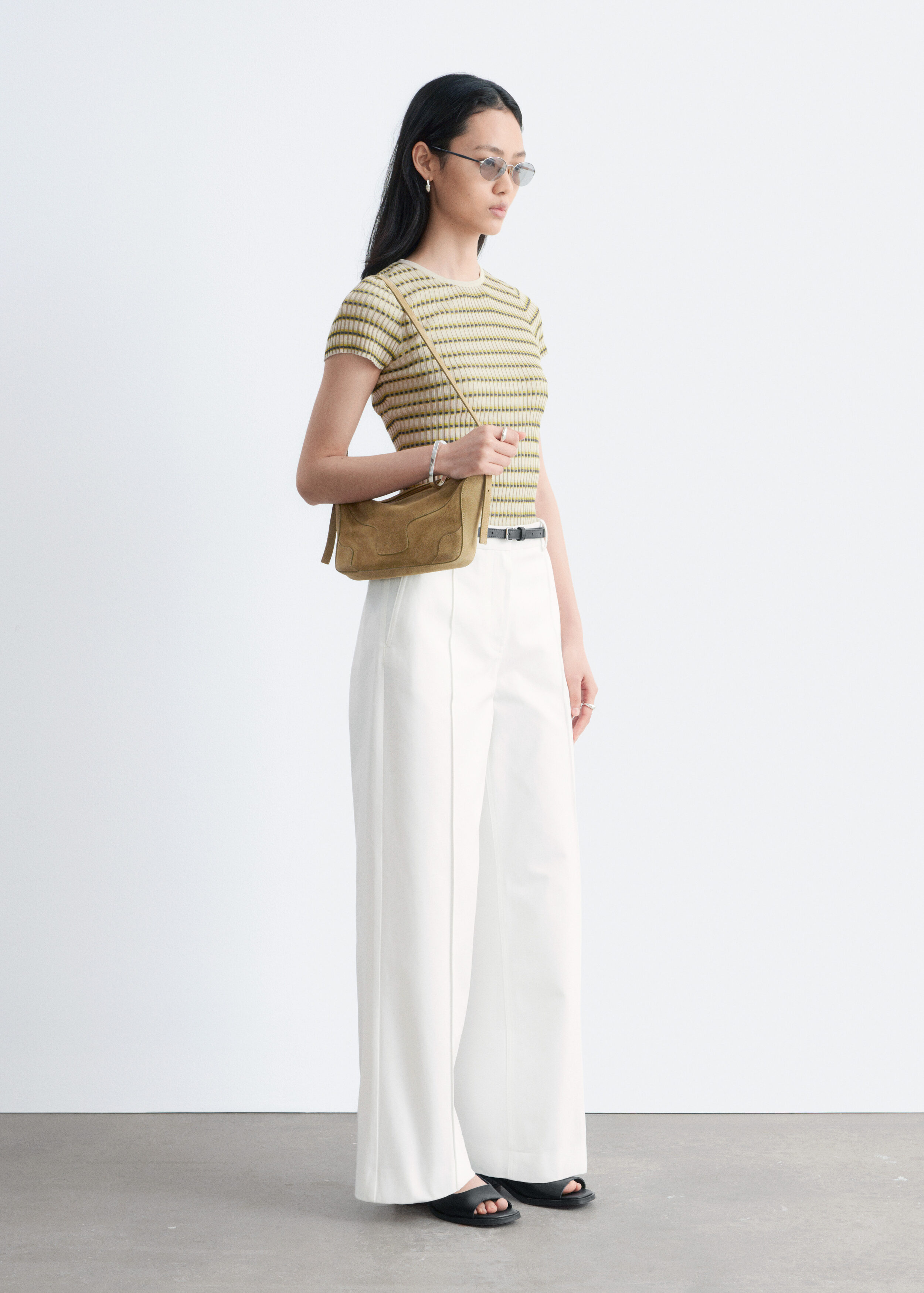 앤아더스토리즈 스트라이프 립 니트 티셔츠의 베이지-그린 스트라이프컬러 ECOMLook입니다.